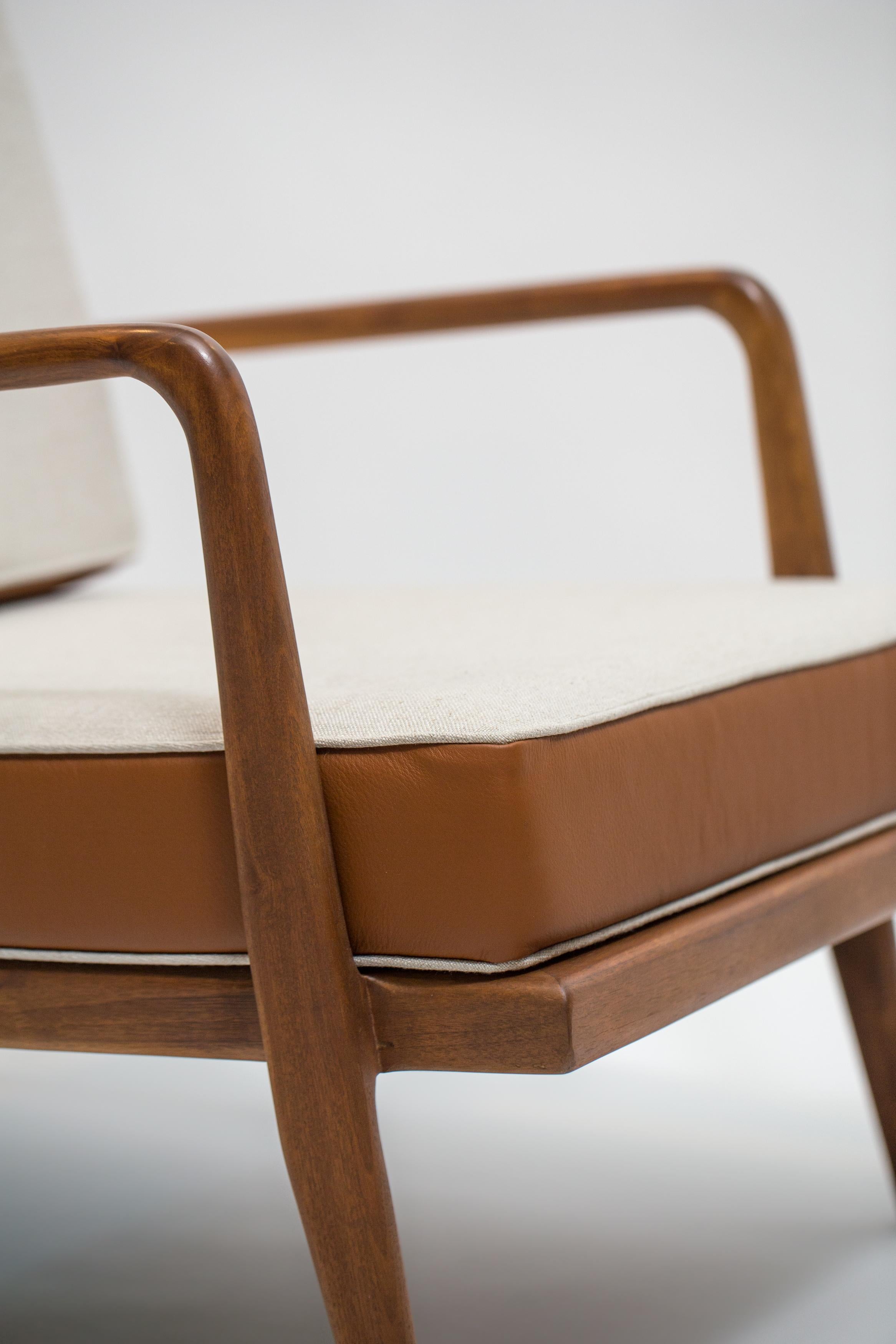 Sessel mit Eisenrückenlehne aus Nussbaumholz und Leder- und Leinenkissen von Mel Smilow im Zustand „Neu“ im Angebot in New York, NY
