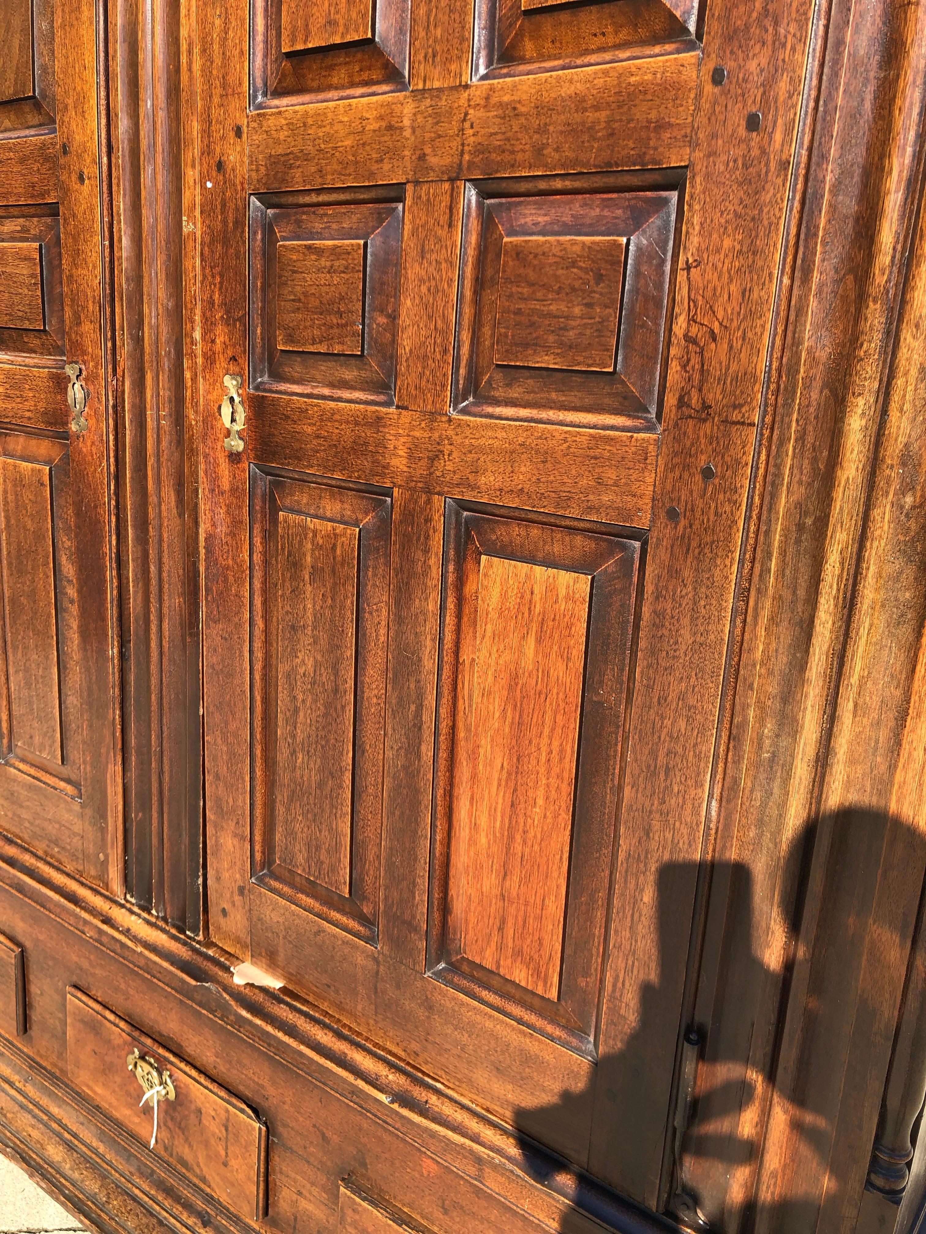 Walnut Raised Panel Linen Press Kas, 18th Century, Philadelphia, Pennsylvania In Good Condition For Sale In Allentown, PA