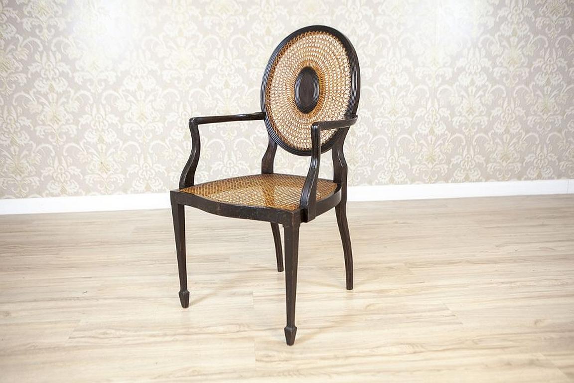 Nussbaum Rattan Sessel aus dem frühen 20. Jahrhundert

Wir präsentieren Ihnen diesen Nussbaumsessel aus dem frühen 20. Jahrhundert mit einer Rückenlehne und Sitzfläche aus Rattan. Die Armlehnen sind gebogen, während die Beine gerade sind. Die