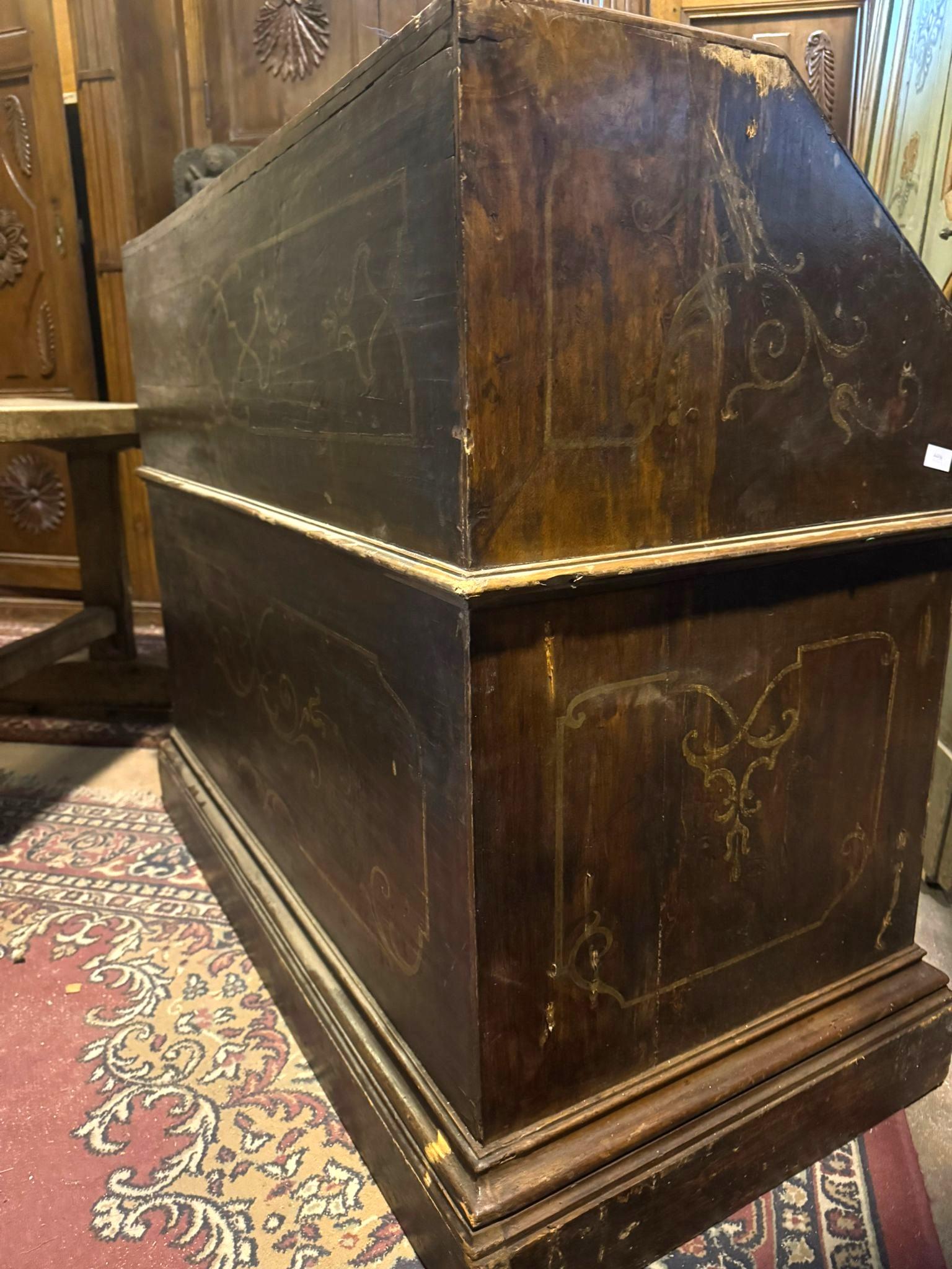 Mostrador de recepción de nogal con ricas decoraciones en los laterales y el respaldo, Italia en venta 3