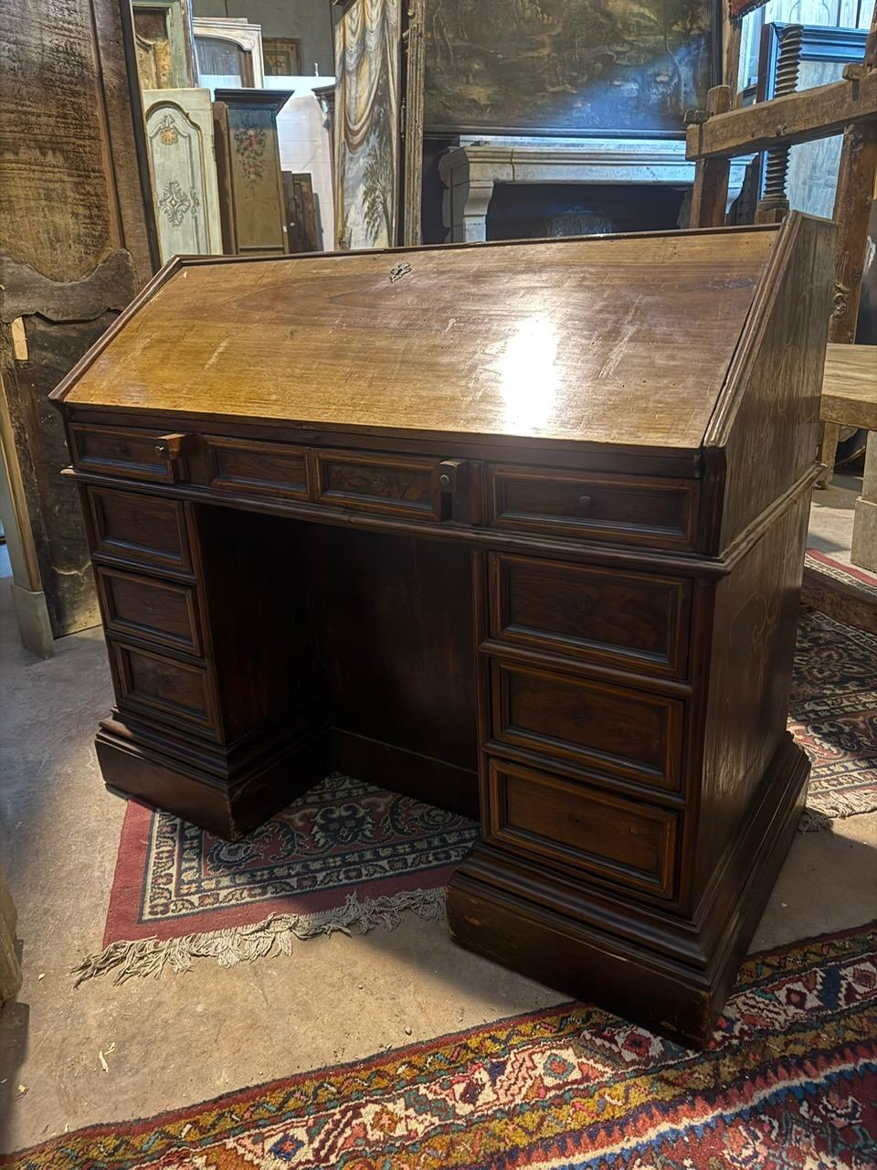 Mostrador de recepción de nogal con ricas decoraciones en los laterales y el respaldo, Italia en venta 4