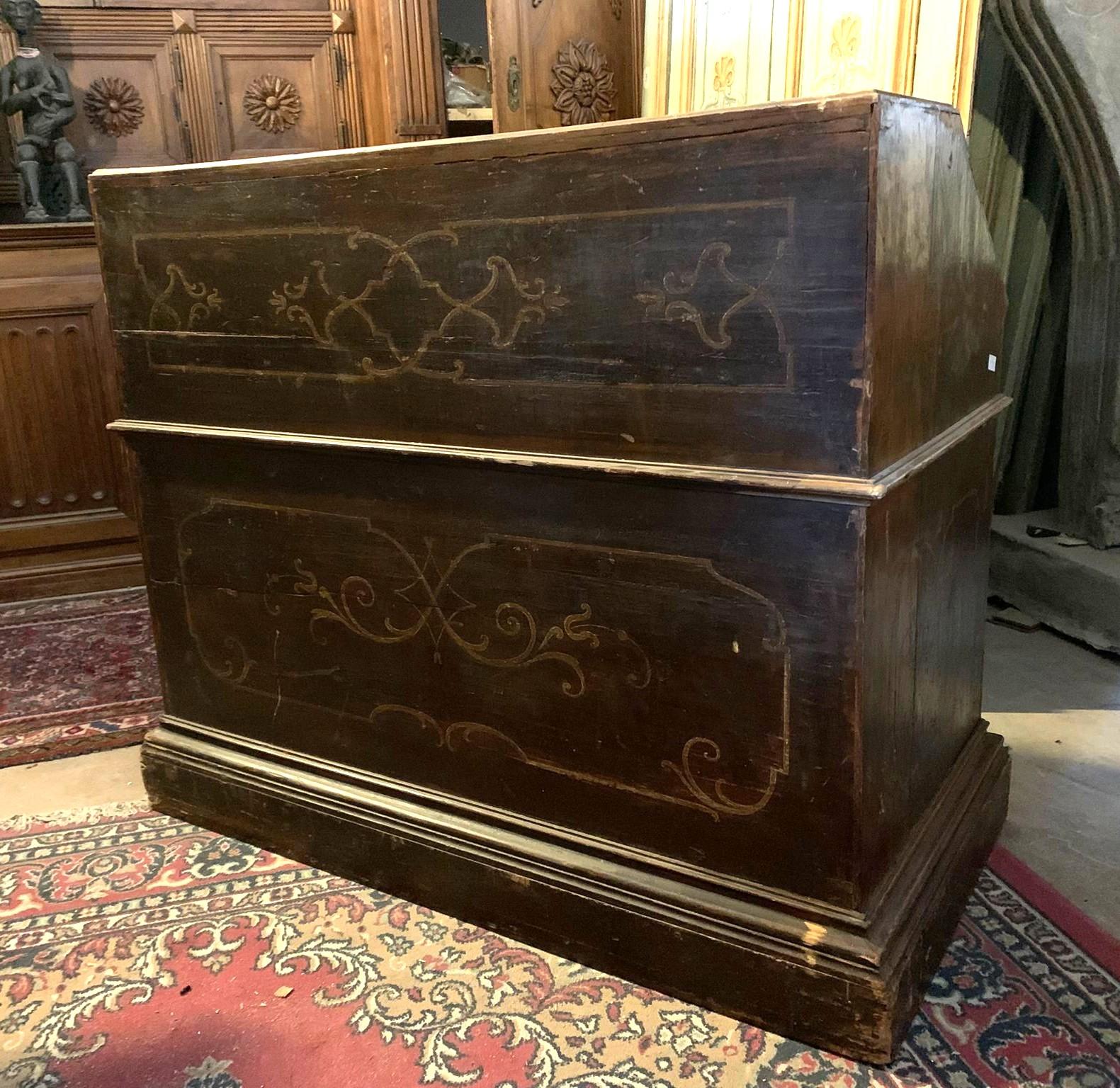 Antiguo mostrador de recepción, probablemente creado para un prestigioso hotel, construido en preciosa madera de nogal con ricas decoraciones pintadas en oro en los laterales y la parte posterior (frente de recepción), es un escritorio con solapa y