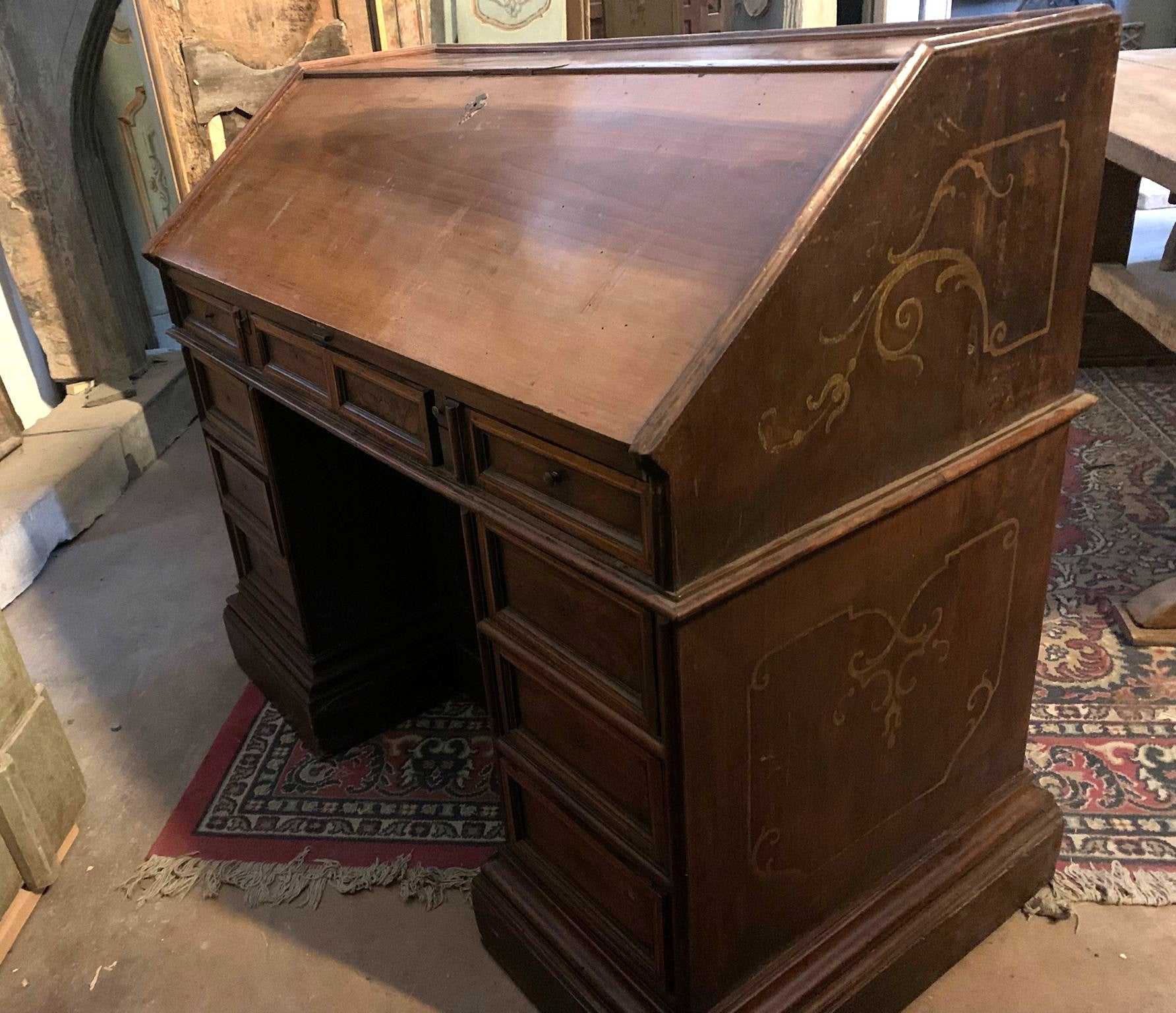 Mostrador de recepción de nogal con ricas decoraciones en los laterales y el respaldo, Italia Italiano en venta