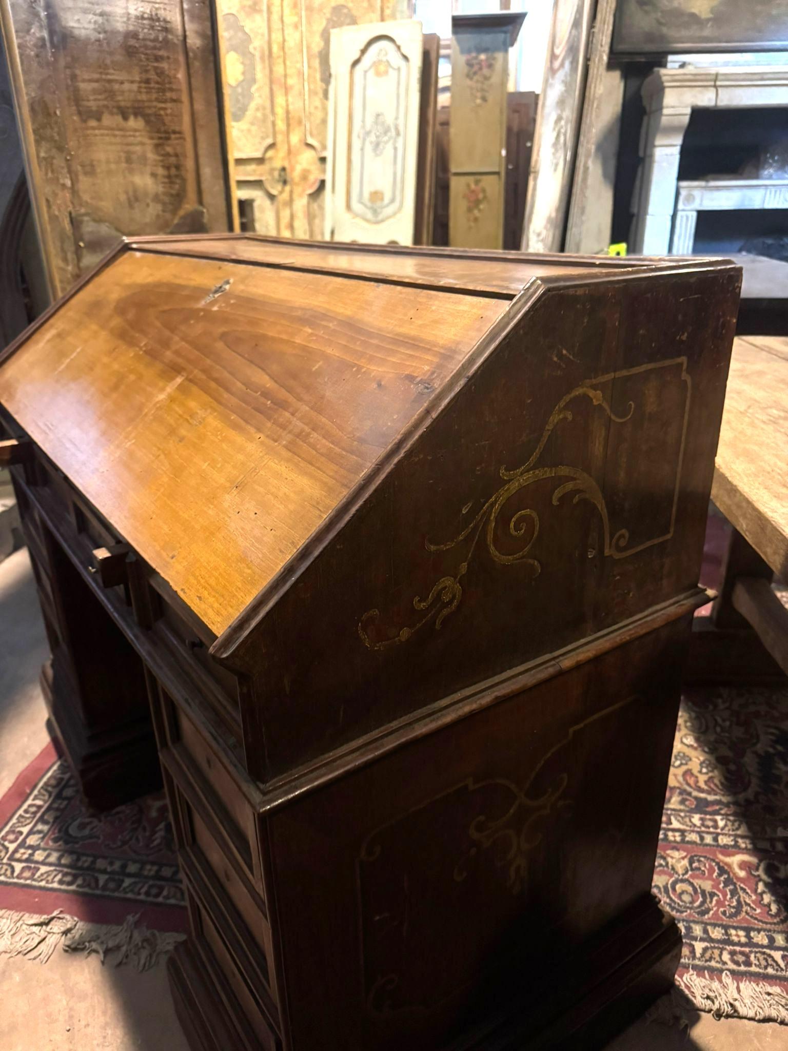 Mostrador de recepción de nogal con ricas decoraciones en los laterales y el respaldo, Italia Nogal en venta