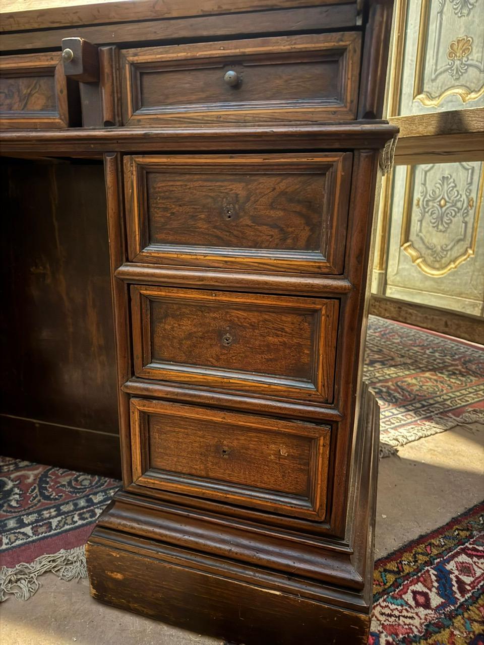 Mostrador de recepción de nogal con ricas decoraciones en los laterales y el respaldo, Italia en venta 1