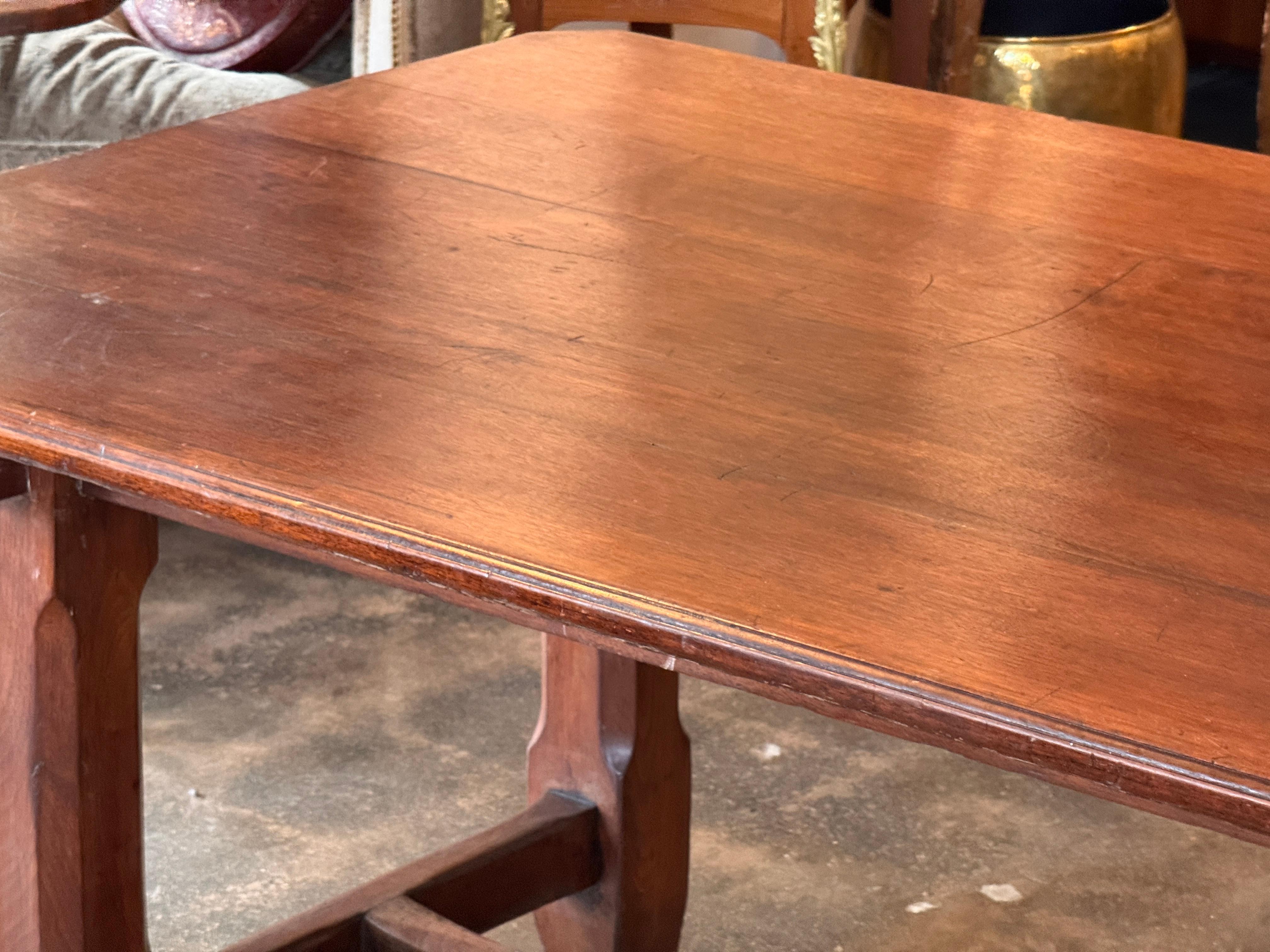Table de réfectoire en noyer en vente 4