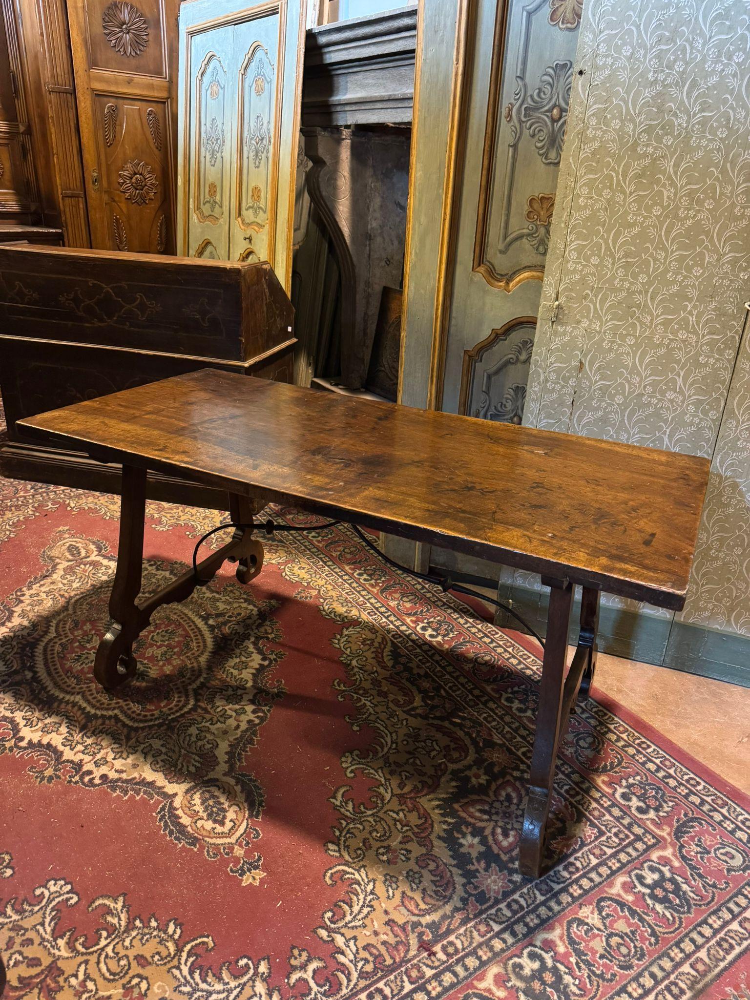 Mesa de refectorio de nogal con patas onduladas, España en venta 4