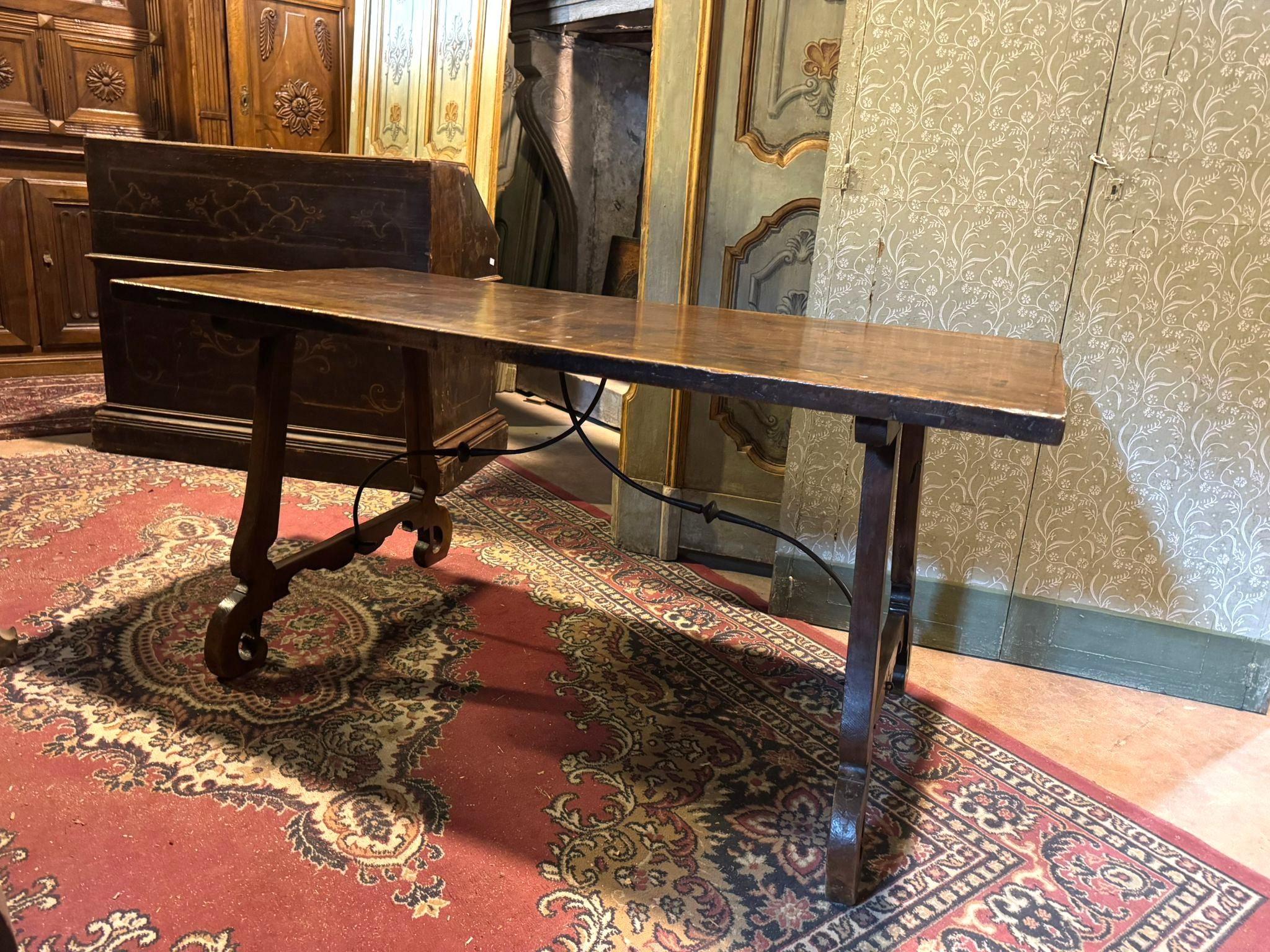 Mesa de refectorio de nogal con patas onduladas, España en venta 5