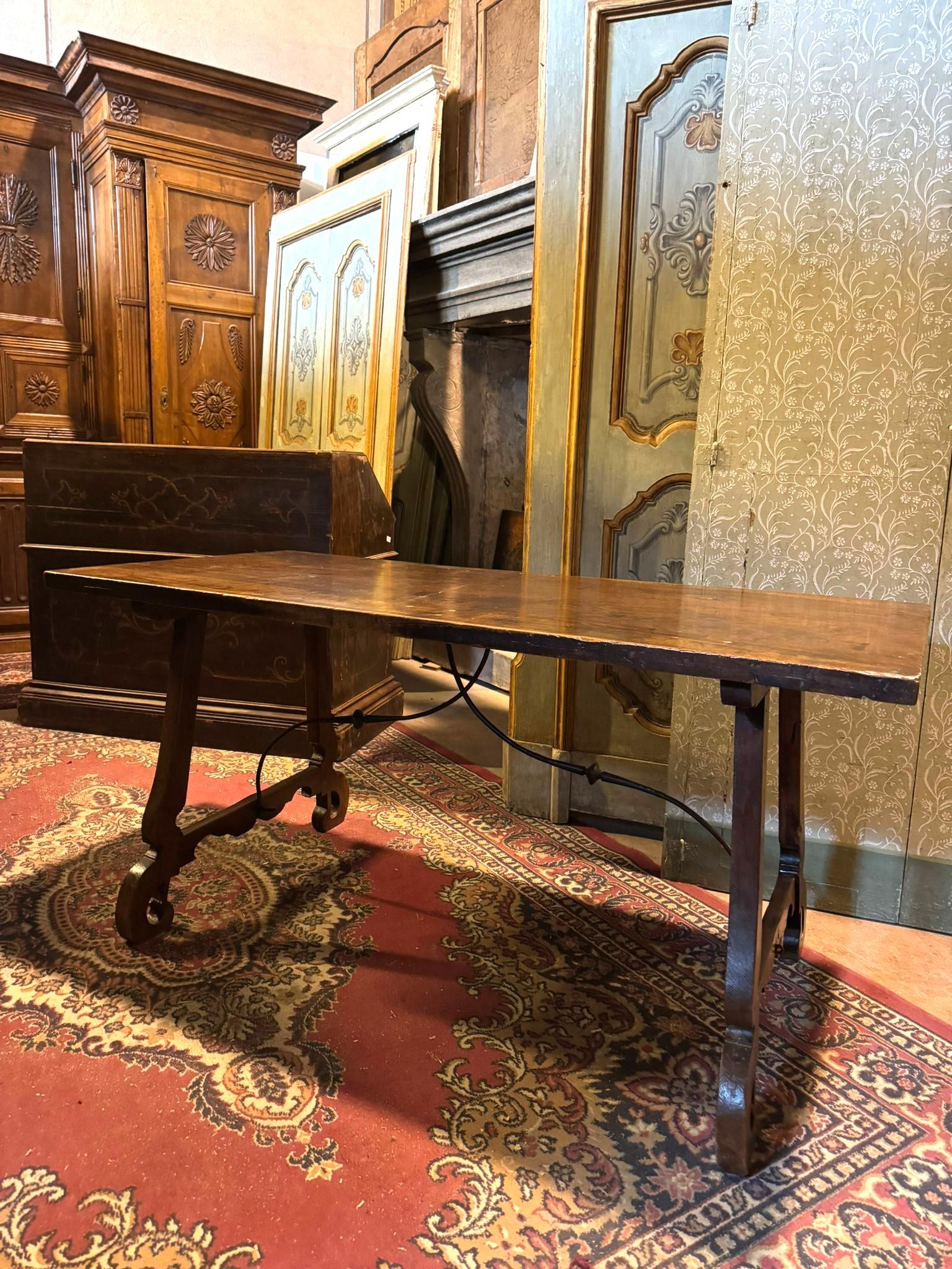 Mesa de refectorio de nogal con patas onduladas, España en venta 6