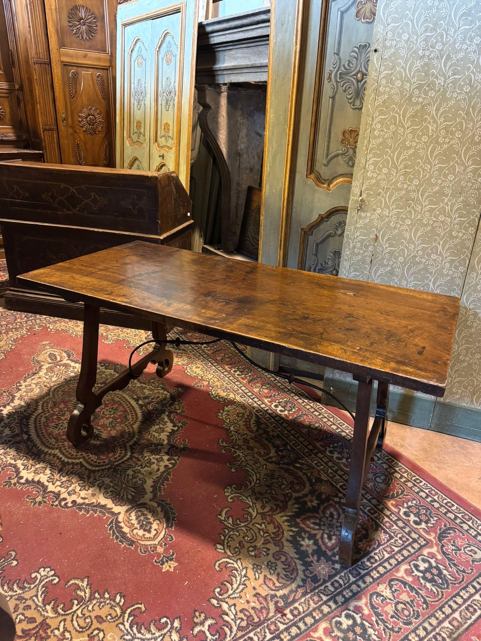 Mesa de refectorio de nogal con patas onduladas, España Español en venta