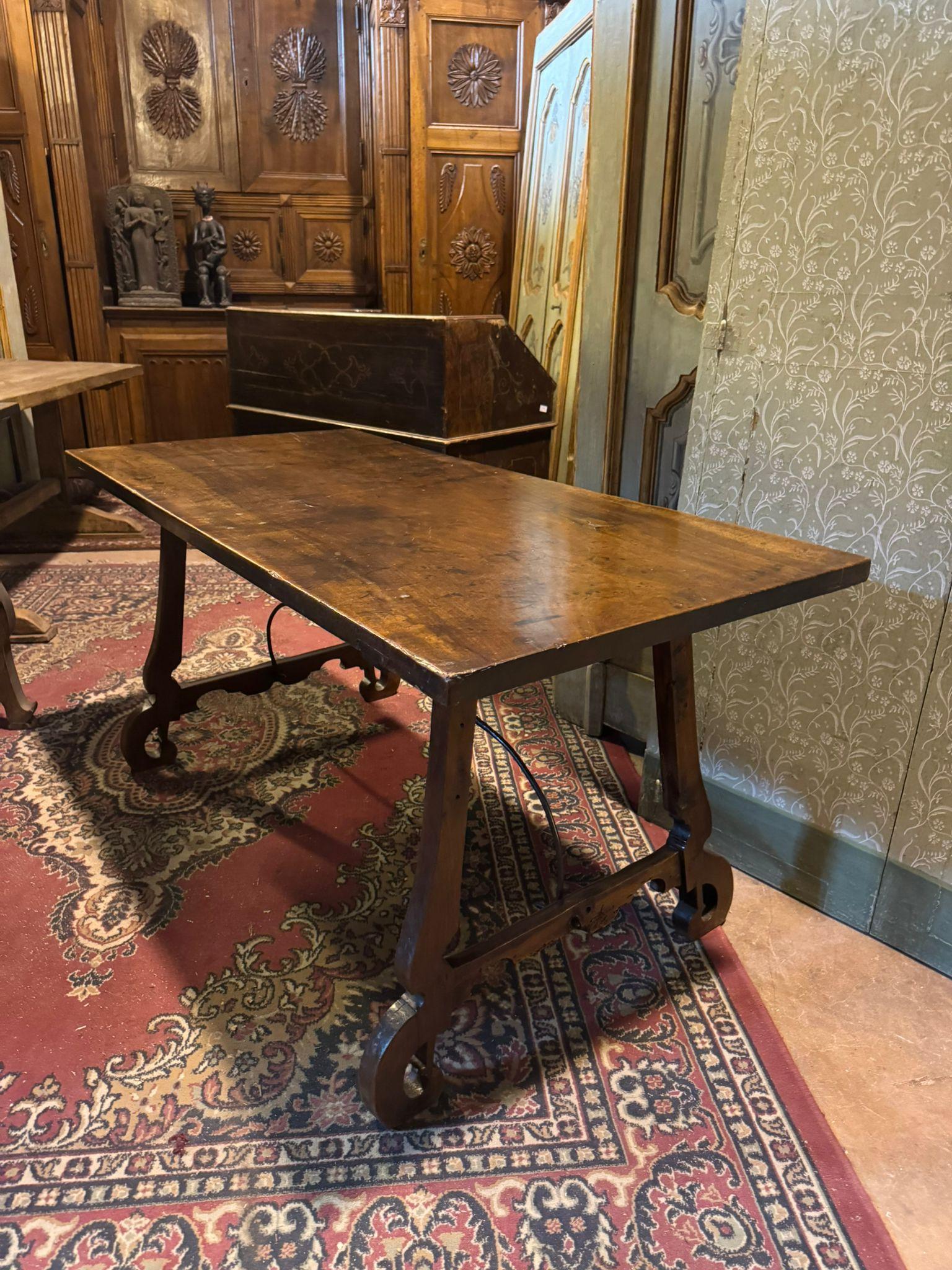 Mesa de refectorio de nogal con patas onduladas, España en Bueno estado para la venta en Cuneo, Italy (CN)