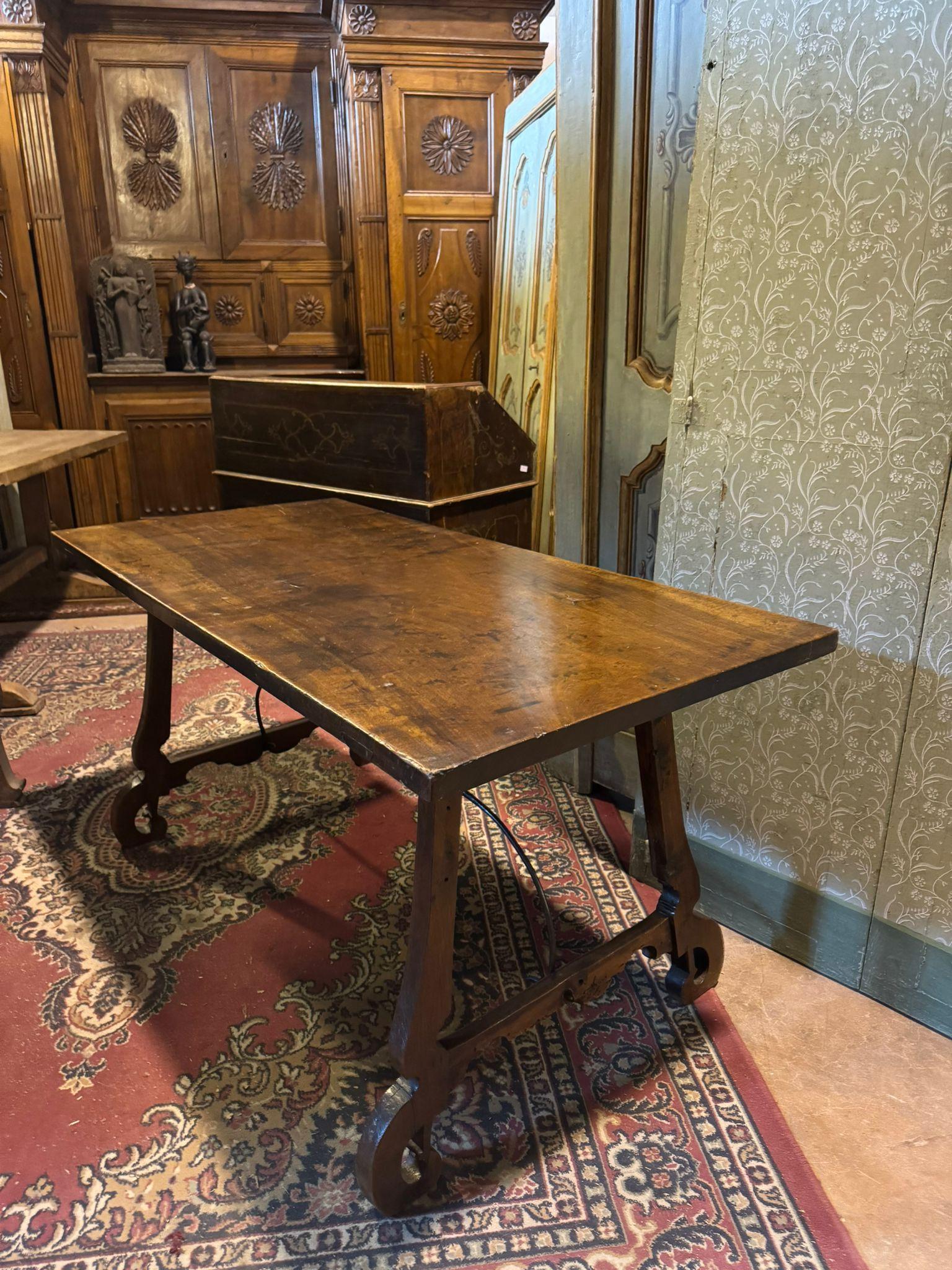 Mesa de refectorio de nogal con patas onduladas, España siglo XVIII y antes en venta