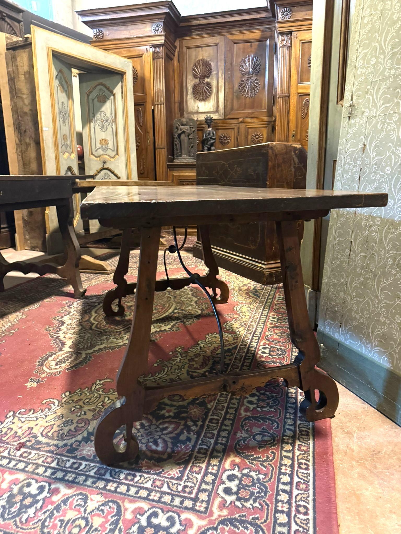 Mesa de refectorio de nogal con patas onduladas, España Nogal en venta