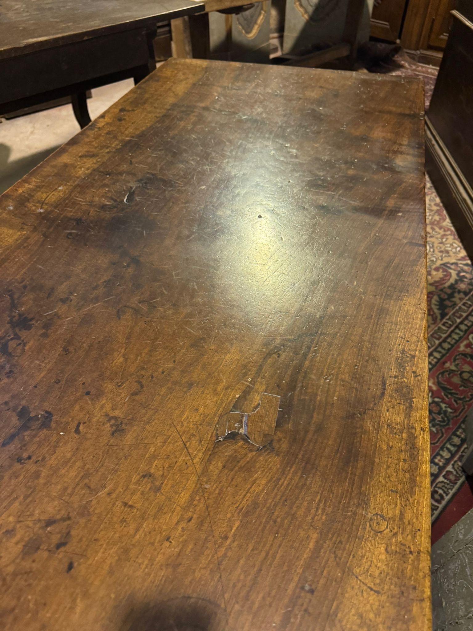 Mesa de refectorio de nogal con patas onduladas, España en venta 1