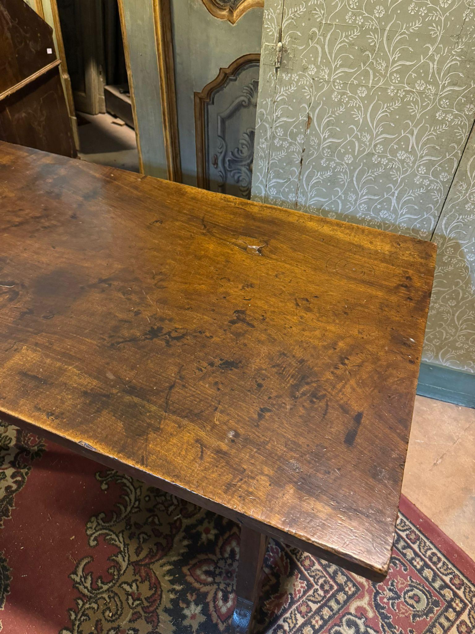 Mesa de refectorio de nogal con patas onduladas, España en venta 2