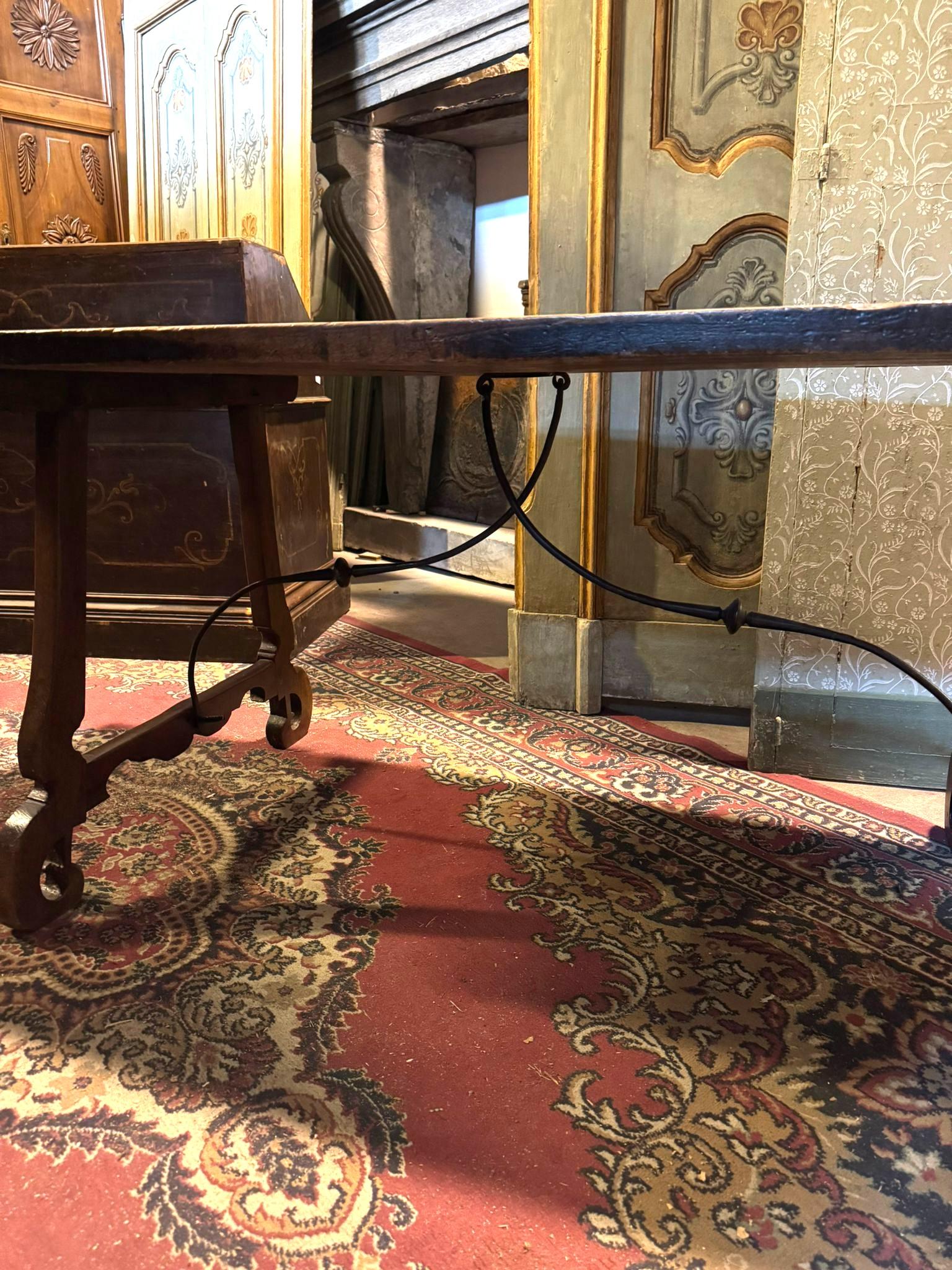 Mesa de refectorio de nogal con patas onduladas, España en venta 3