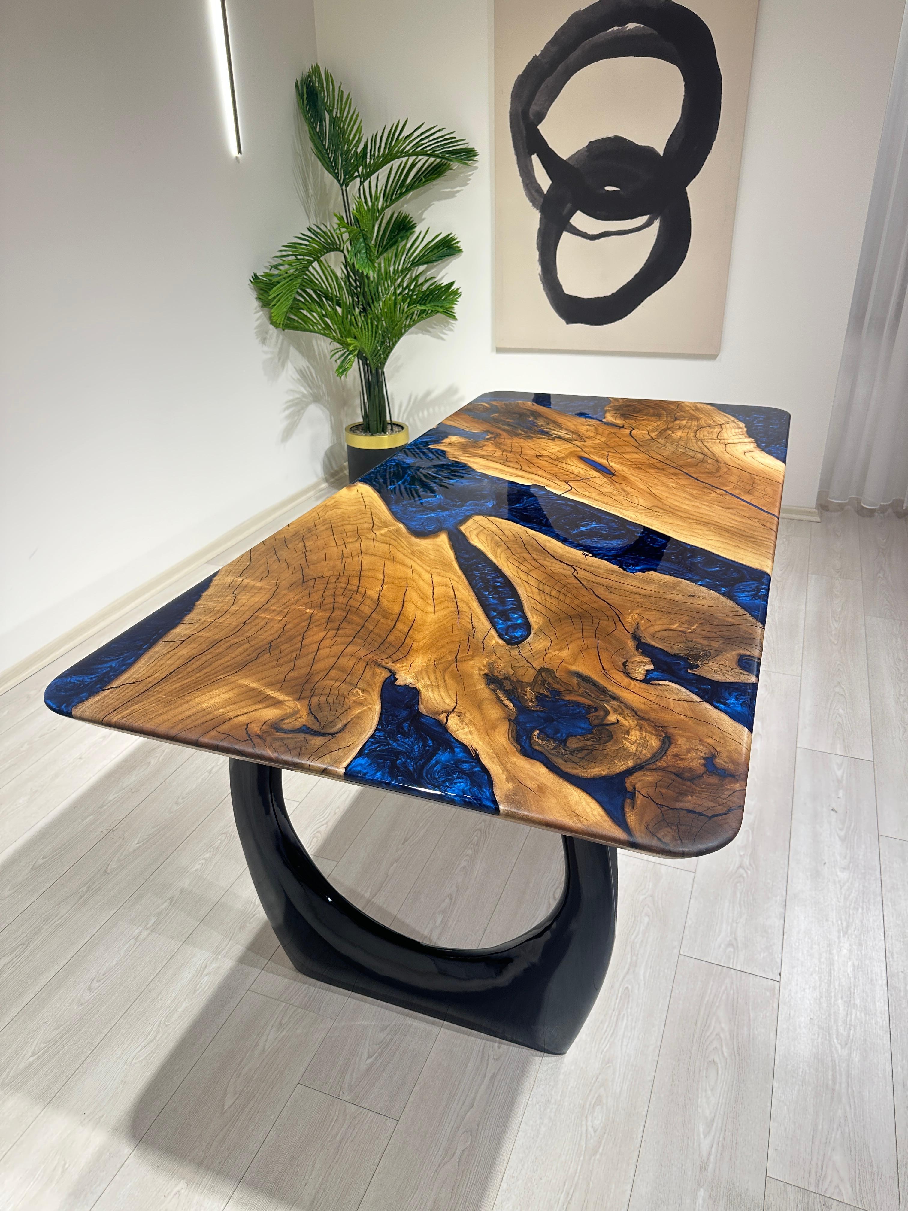 Table en bois de noyer époxy sur mesure

Cette superbe table est fabriquée en noyer noir. La beauté unique des courbes naturelles du bois de noyer combinées à l'époxy bleu se retrouve dans cette table.

Tous les bois ont leur propre forme naturelle.
