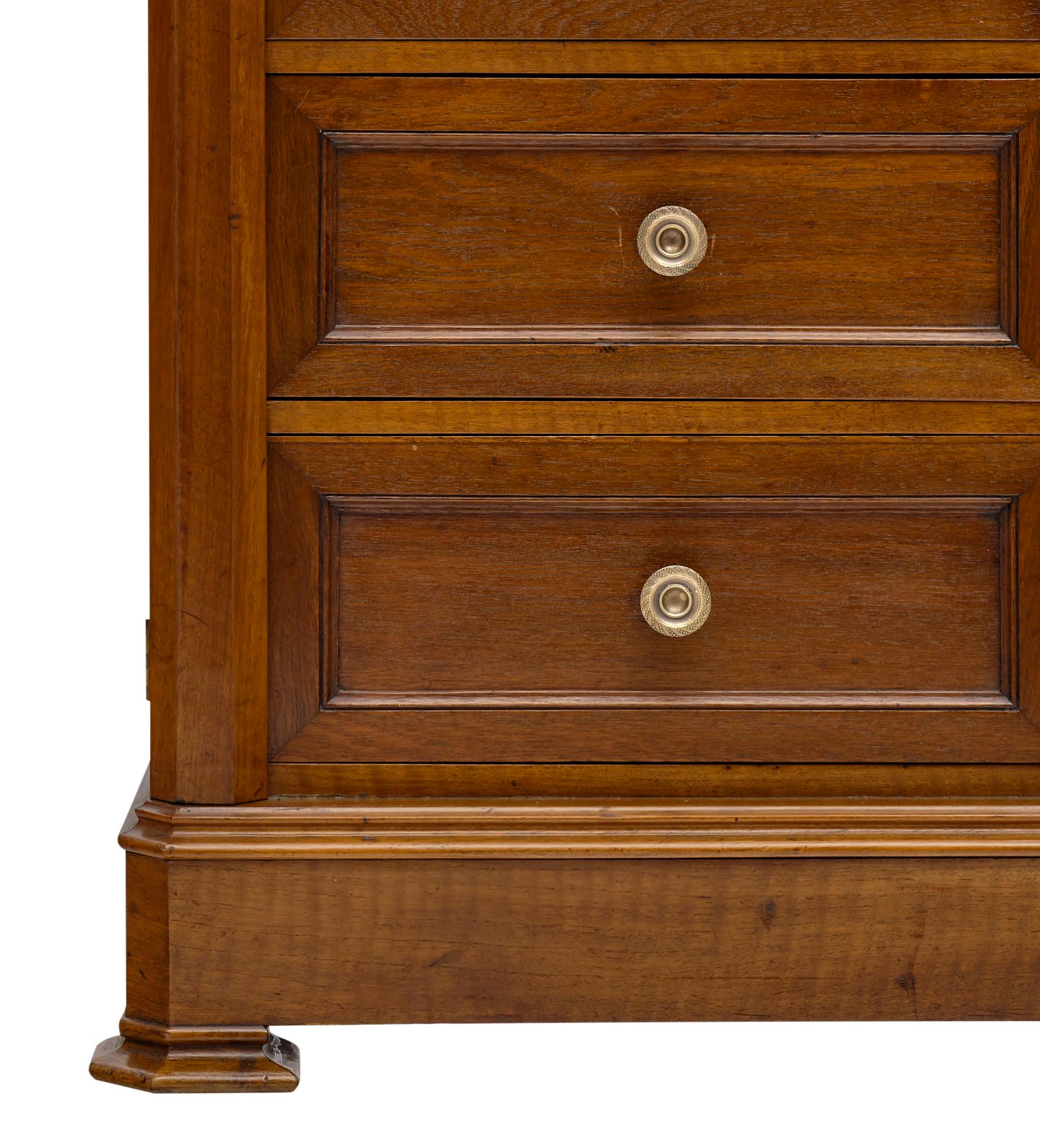 Walnut restauration French “cartonnier” with 16 dovetailed drawers featuring finely cast hardware. The cabinet provides “traverses” on both sides.