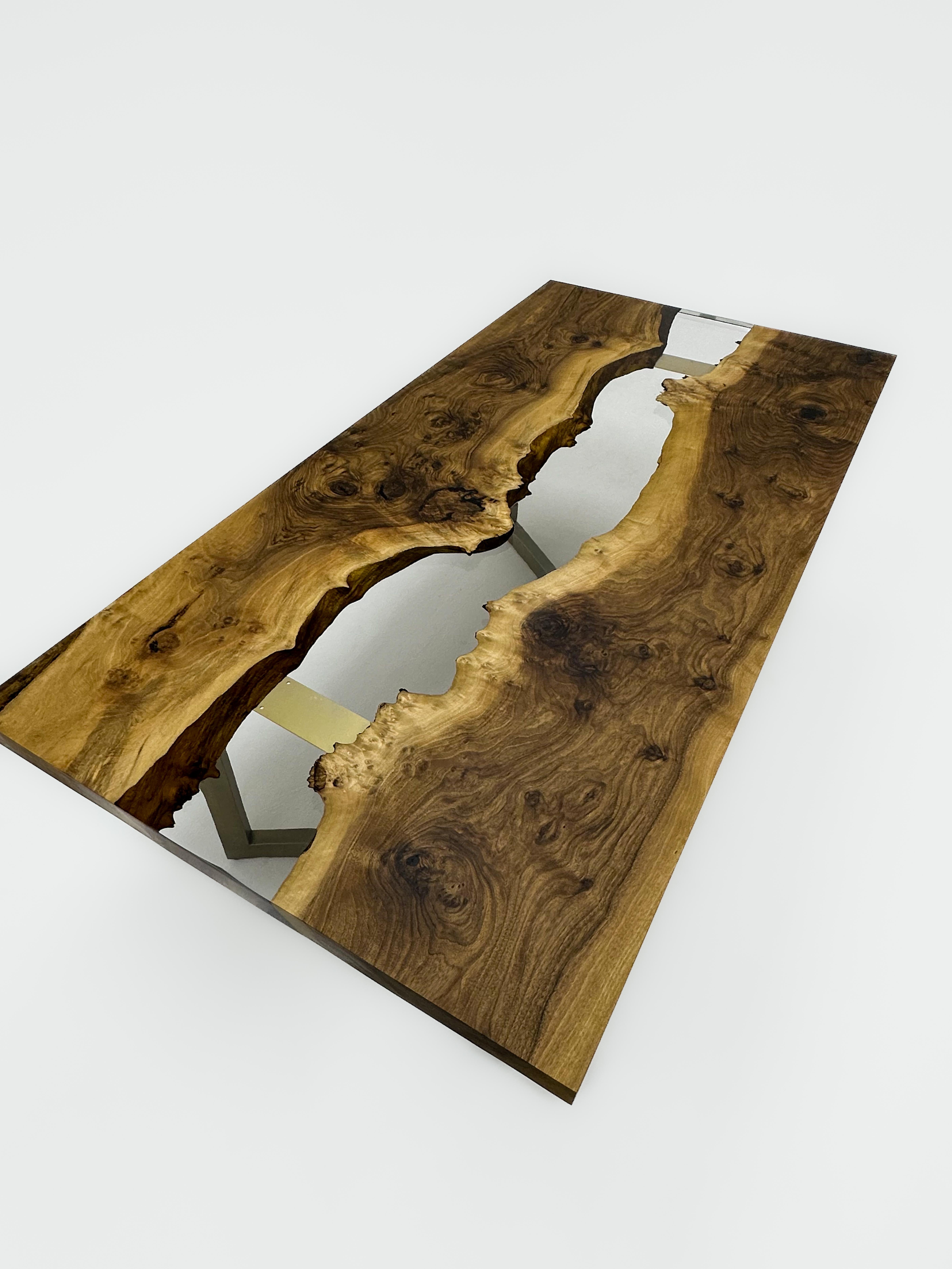 Nussbaum Custom Clear Epoxidharz Esstisch 

Dieser Tisch ist aus 500 Jahre altem Walnussholz gefertigt. Die Maserung und die Struktur des Holzes beschreiben, wie ein natürliches Walnussholz aussieht.
Er kann als Esstisch oder als Konferenztisch