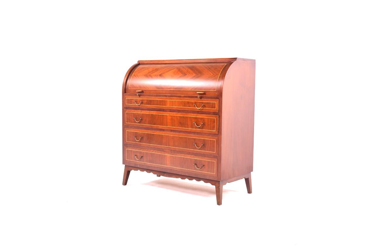 Writing desk/bureau with barrel roll top. Beautiful wallnut veneer in chevron pattern and metal handles. Interior with 6 drawers and 2 little doors. Four drawers.