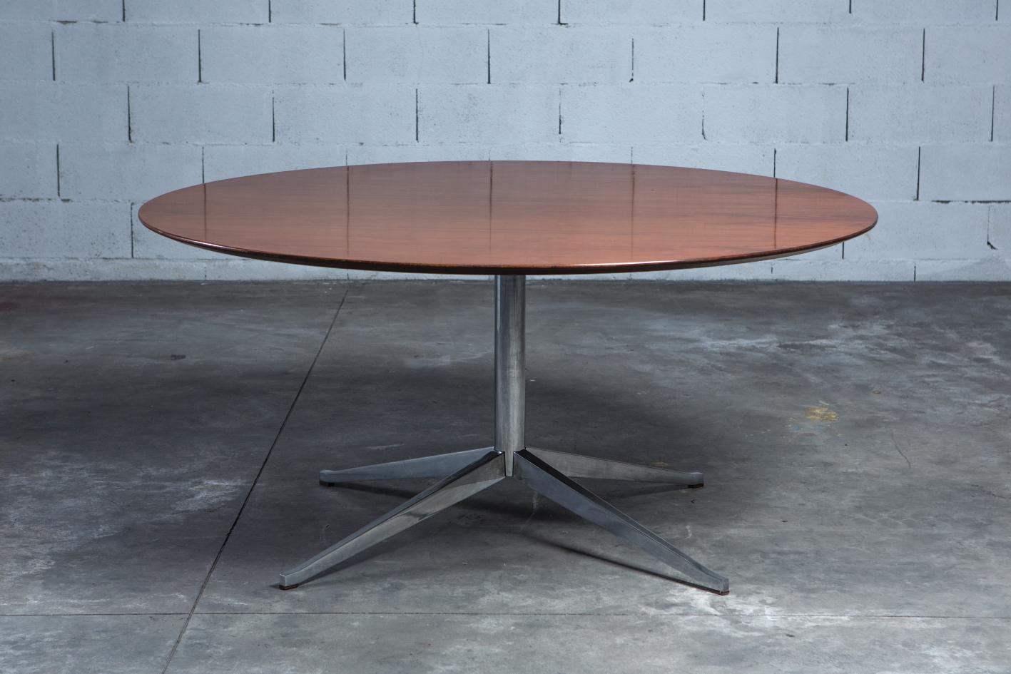 American Walnut Round Dining Table by Florence Knoll for Knoll International For Sale