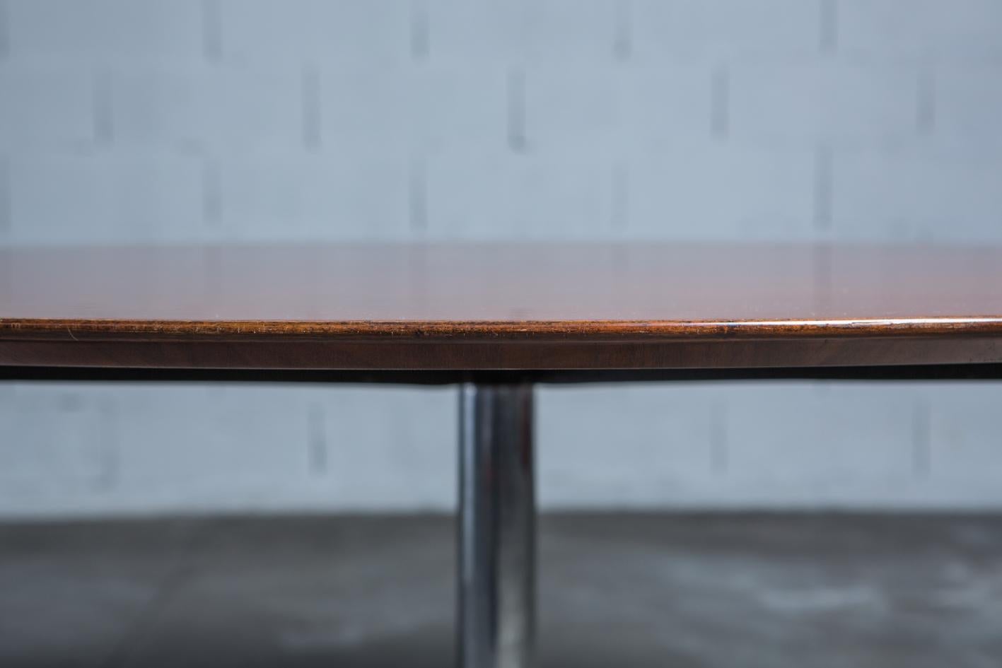Milieu du XXe siècle Table de salle à manger ronde en noyer de Florence Knoll pour Knoll International en vente