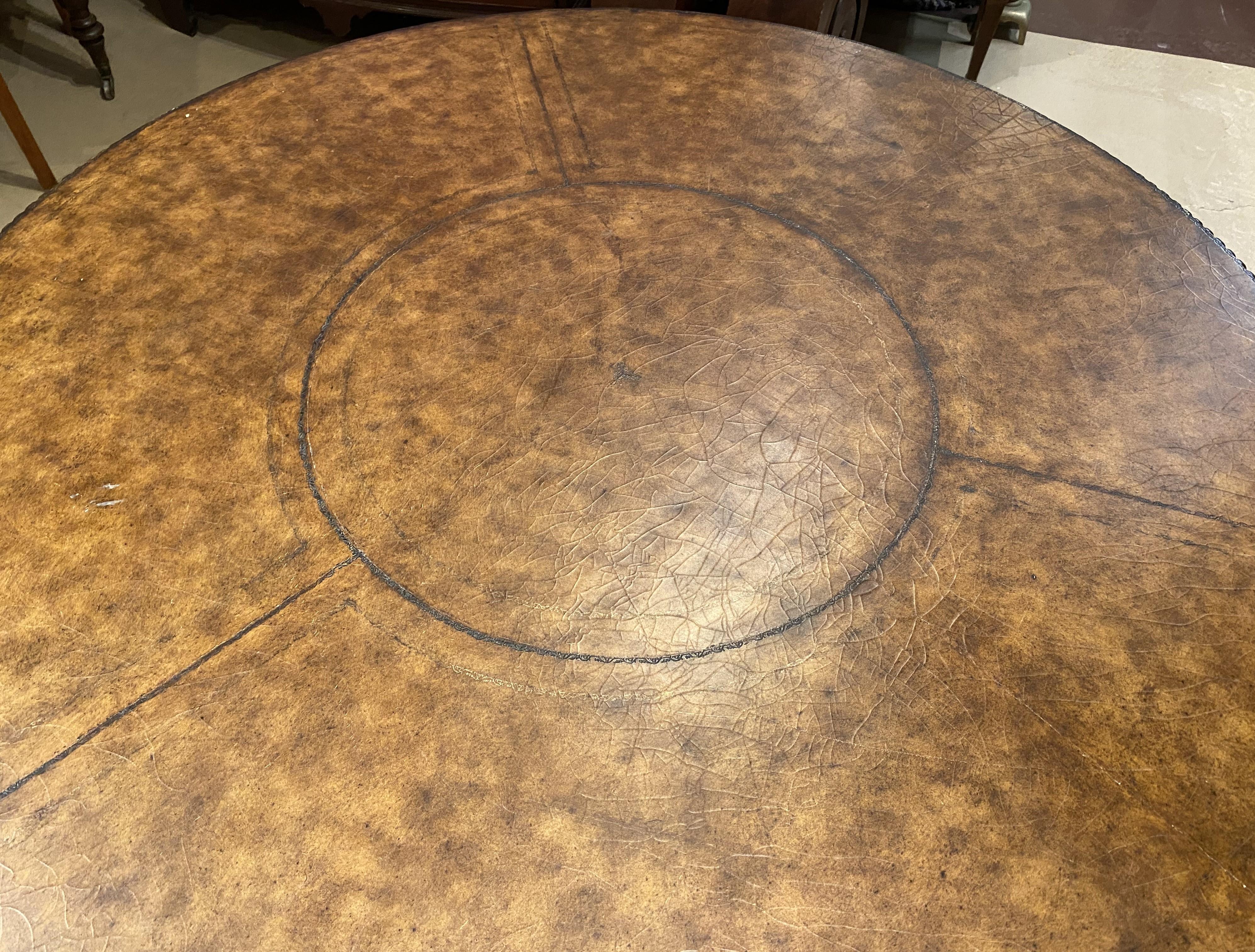 Runder Nussbaum-Mitteltisch mit polychromer Lederplatte in klassischer Form im Angebot 4