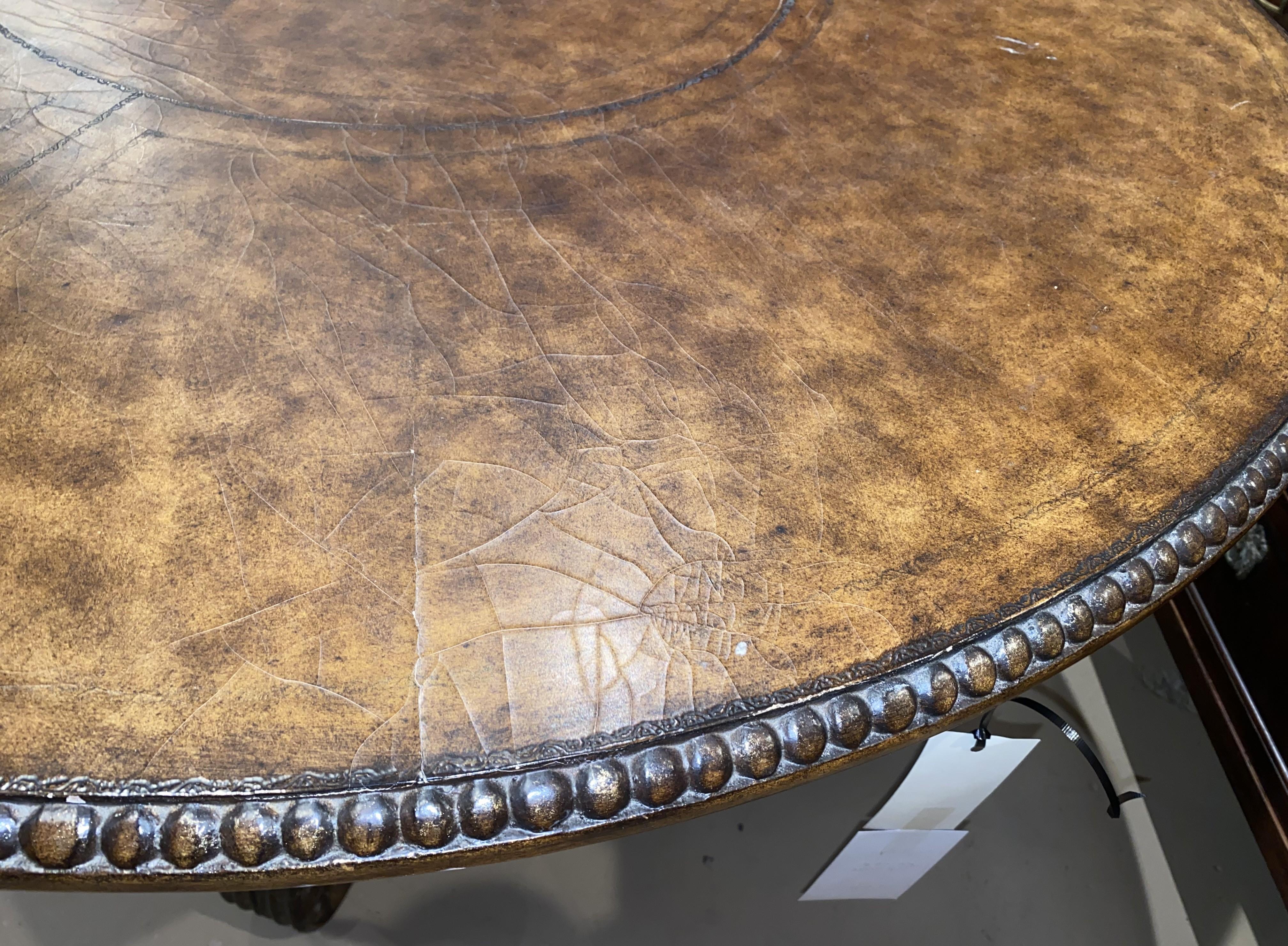 Runder Nussbaum-Mitteltisch mit polychromer Lederplatte in klassischer Form (Handgeschnitzt) im Angebot