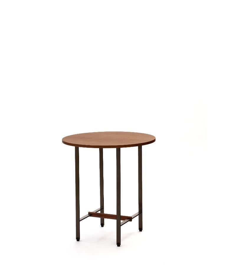 Tavolino rotondo in noce per sorelle di Patricia Urquiola
Materiali: Struttura laccata in bronzo con traversa in noce massiccio. Impiallacciatura in rovere o noce verniciato nero.
Tecnica: Metallo laccato. Wood verniciato. 
Dimensioni: D. 48 x H. 50