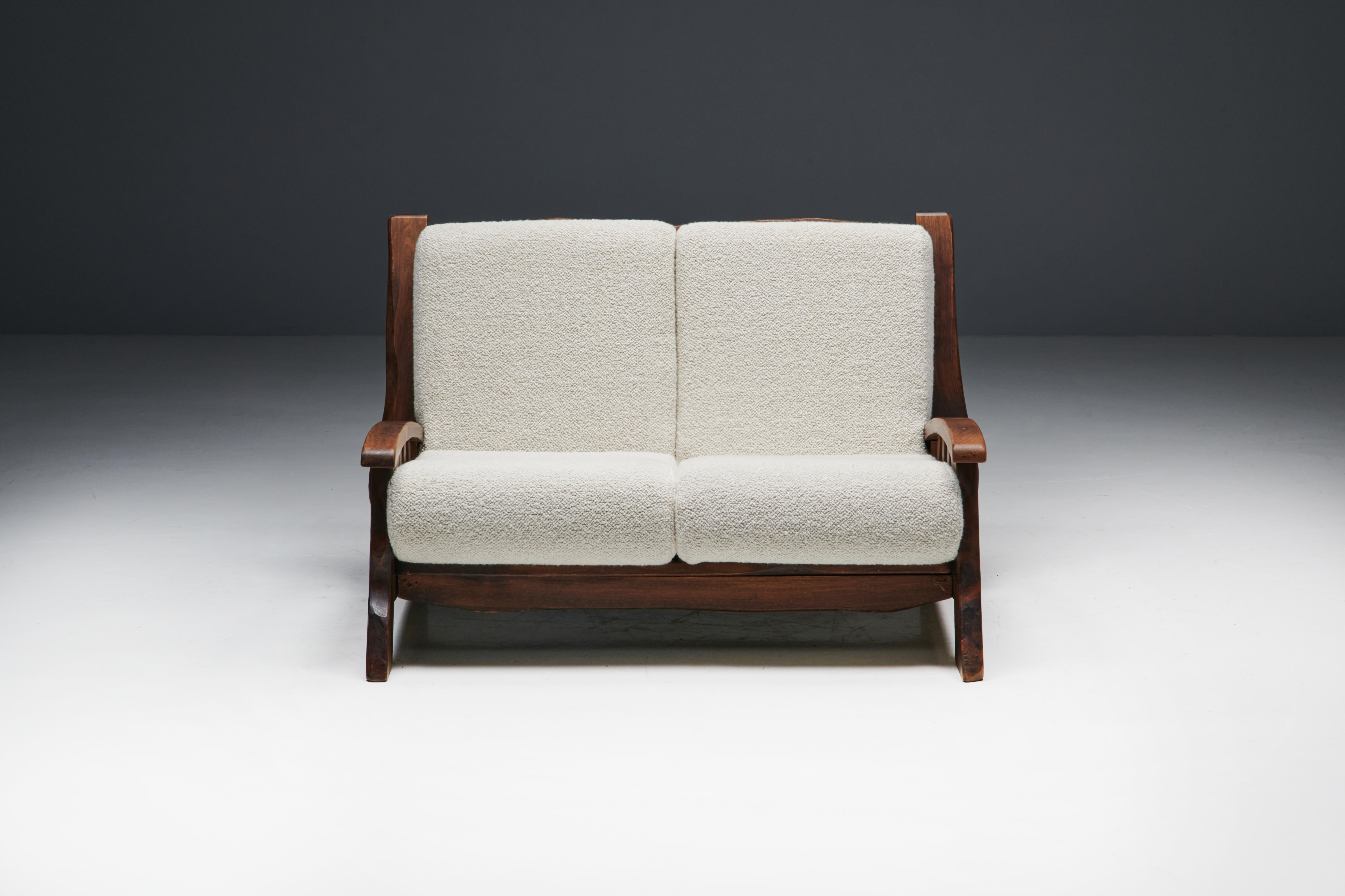 Chalet-Sofa aus Nussbaum, ein zeitloses Stück, inspiriert vom rustikalen modernen Design der 1960er Jahre in der Schweiz. Dieses mit Wabi-Sabi-Ethos gefertigte Sofa mit Walnussrahmen strahlt Wärme und Gemütlichkeit aus und ist die perfekte Ergänzung