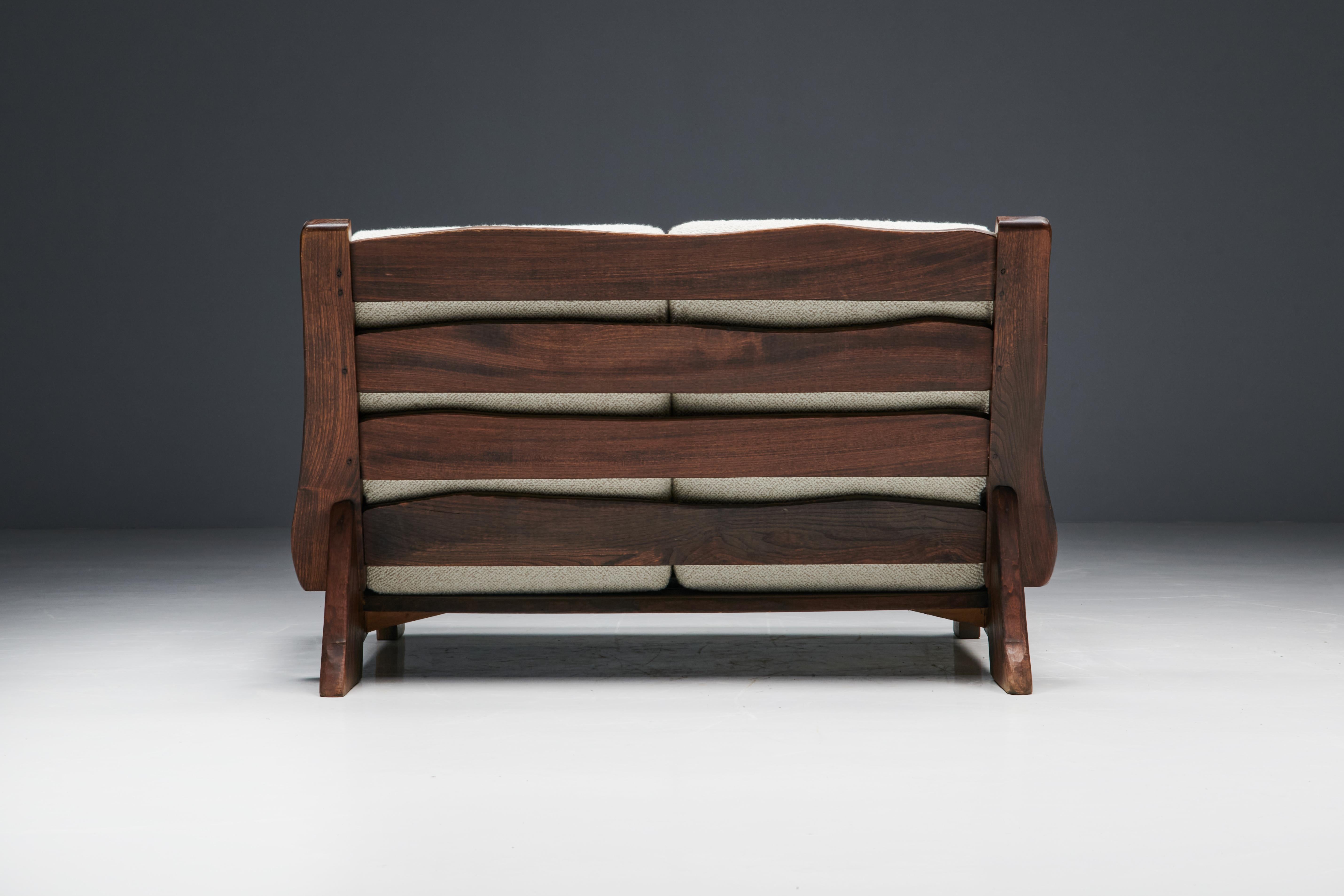 Rustikales modernes Chalet-Sofa aus Nussbaumholz, Pierre Frey Bouclé, Schweiz, 1960er Jahre im Angebot 3