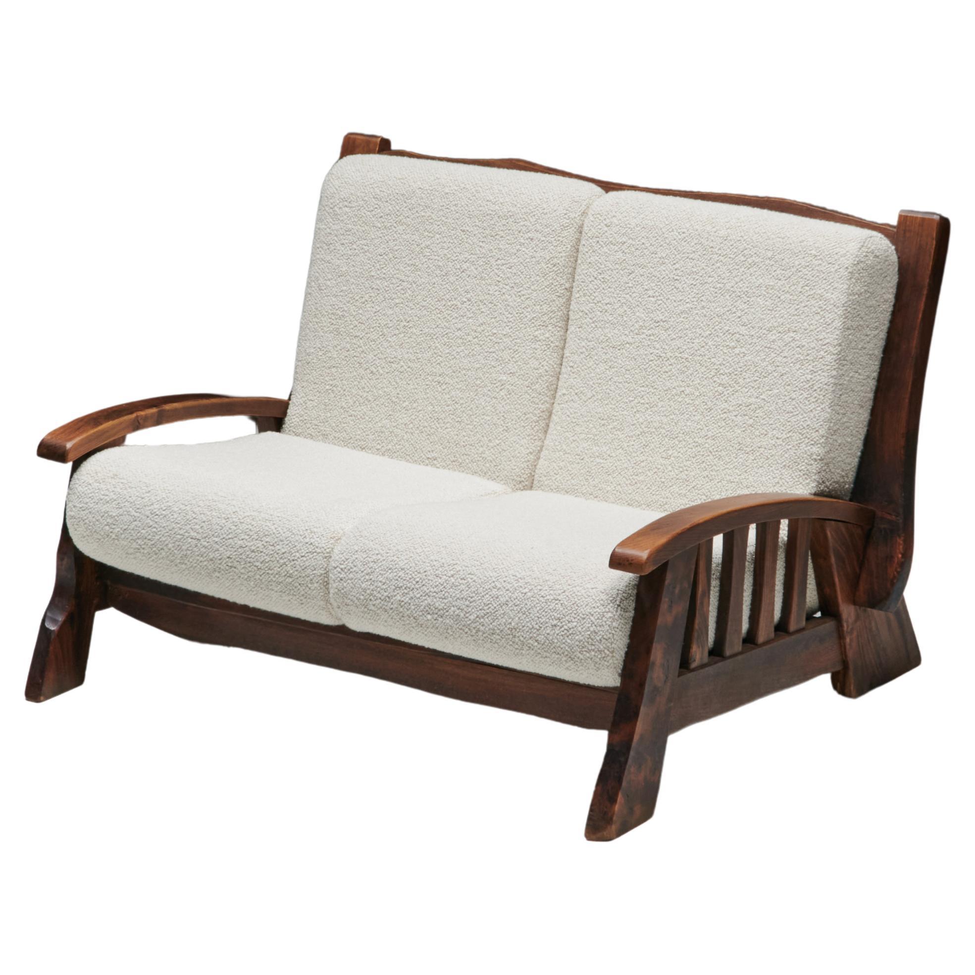 Rustikales modernes Chalet-Sofa aus Nussbaumholz, Pierre Frey Bouclé, Schweiz, 1960er Jahre im Angebot