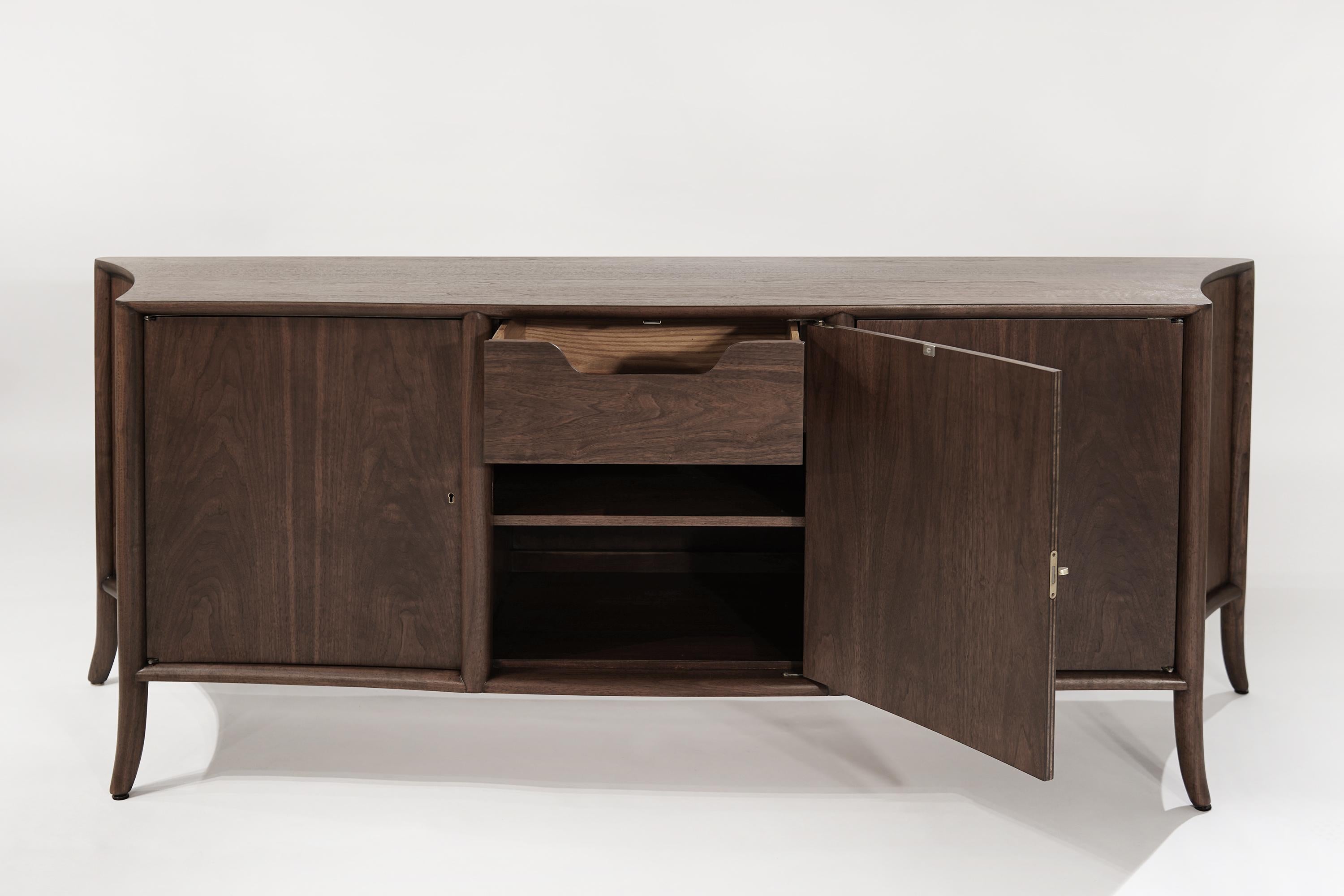 Walnut Sabre Leg Credenza by T.H. Robsjohn-Gibbings, 1950s In Excellent Condition In Westport, CT