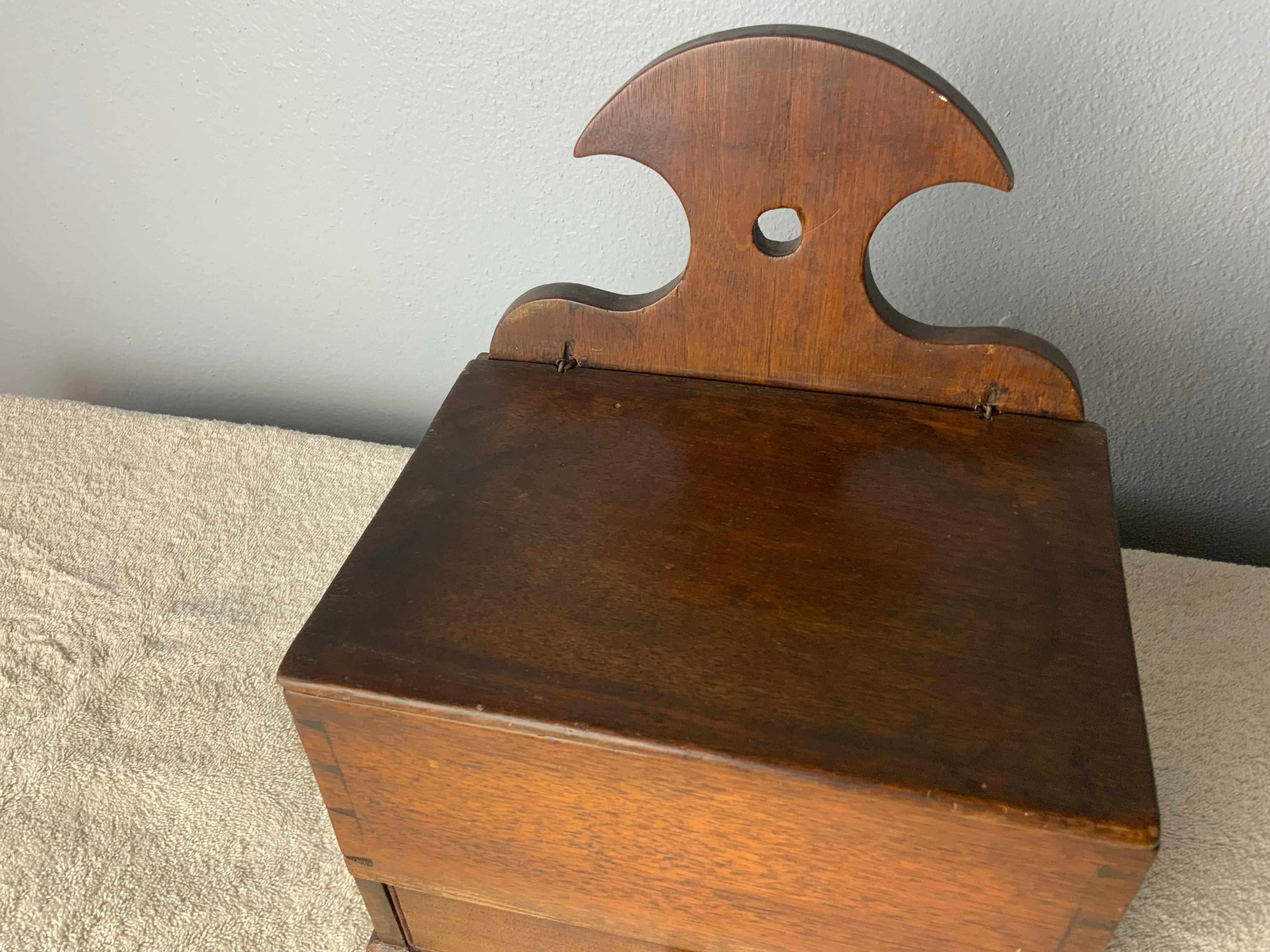 A nice early American Walnut salt box with wire hinges. Nicely dovetailed case and drawer with dividers. Old, possibly original surface with a great color and patina. Very good condition.