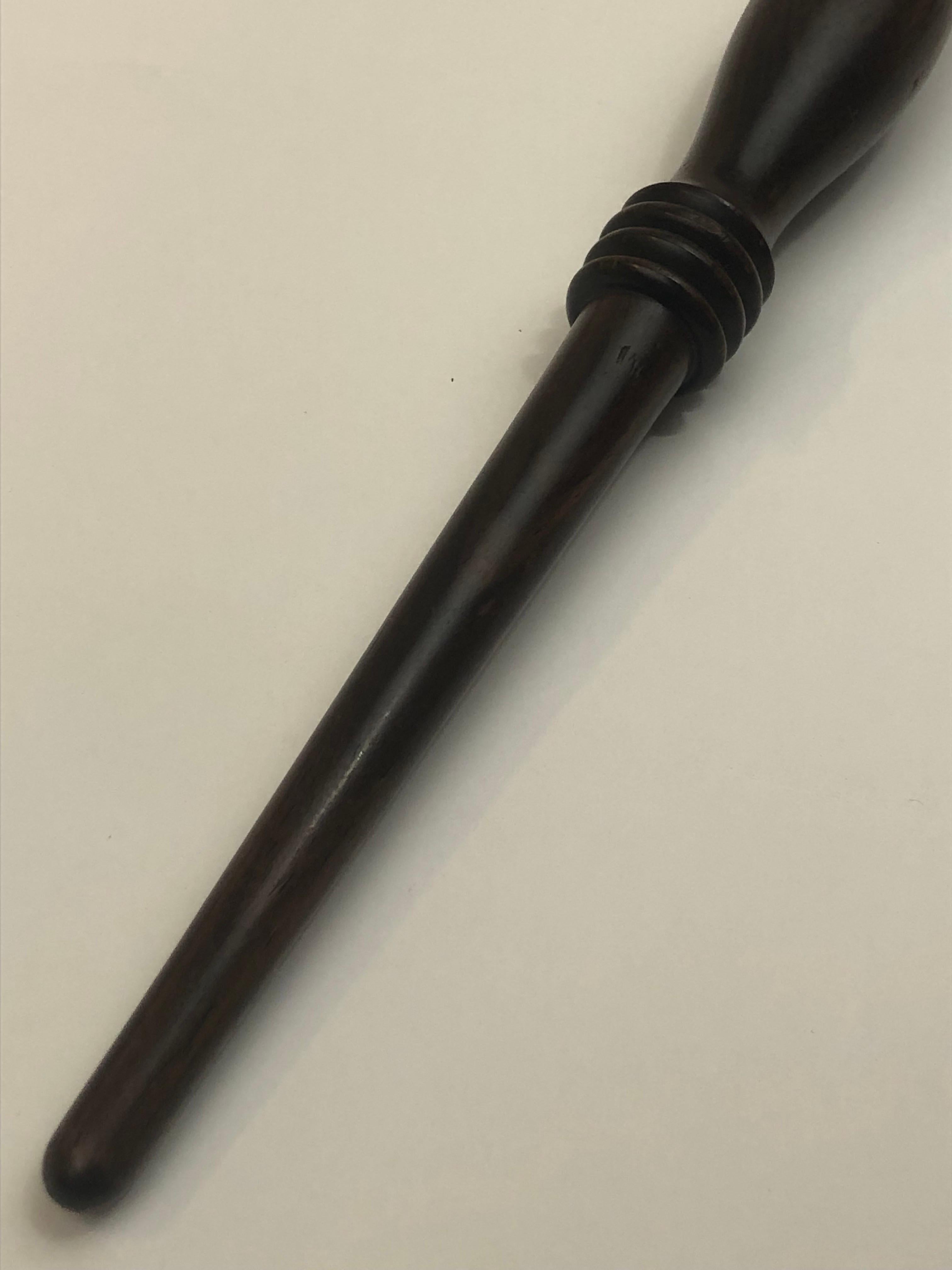 A 1950’s English Turned Walnut Scepter  For Sale 7