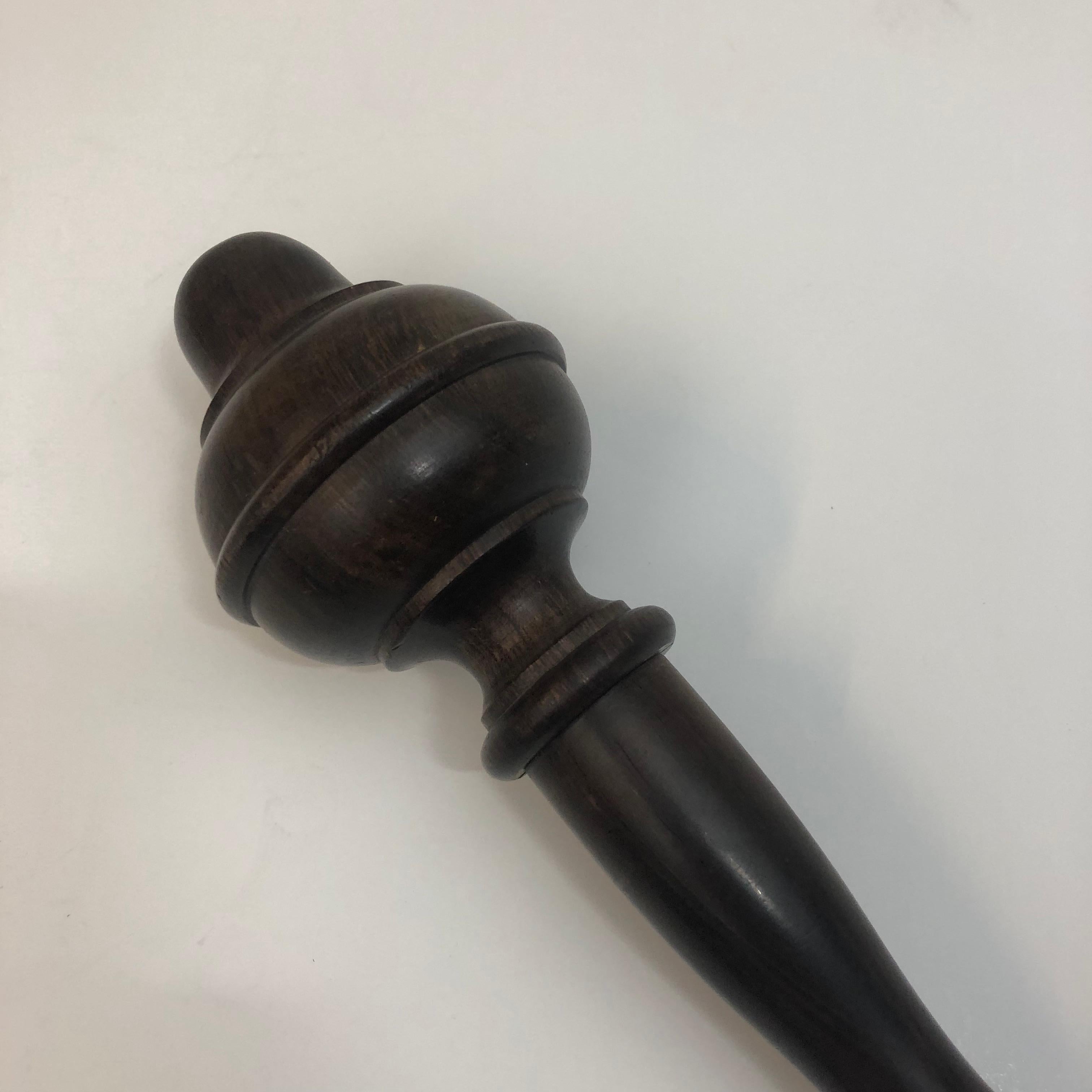 A 1950’s English Turned Walnut Scepter  For Sale 8