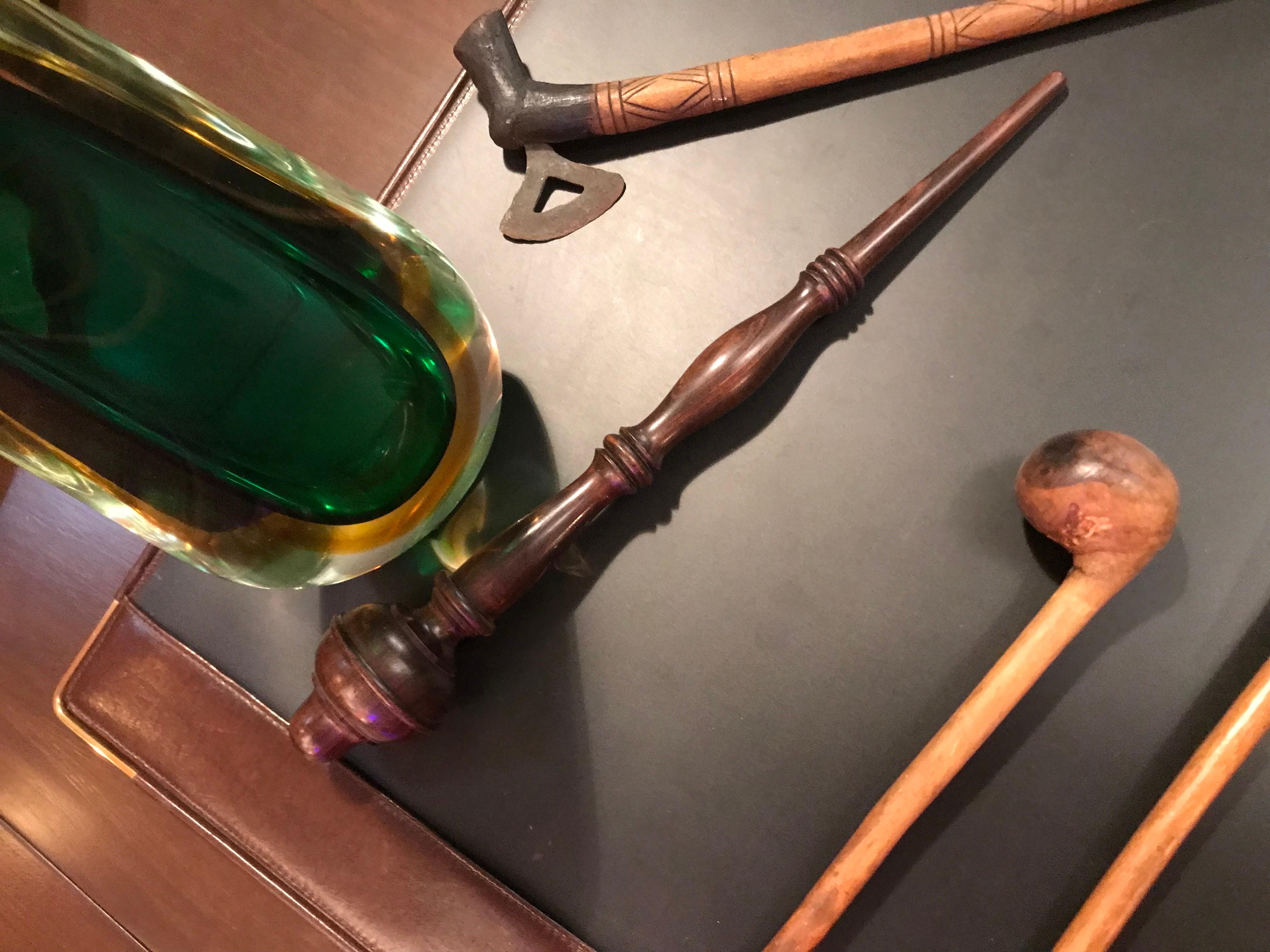 A 1950’s English Turned Walnut Scepter  For Sale 9
