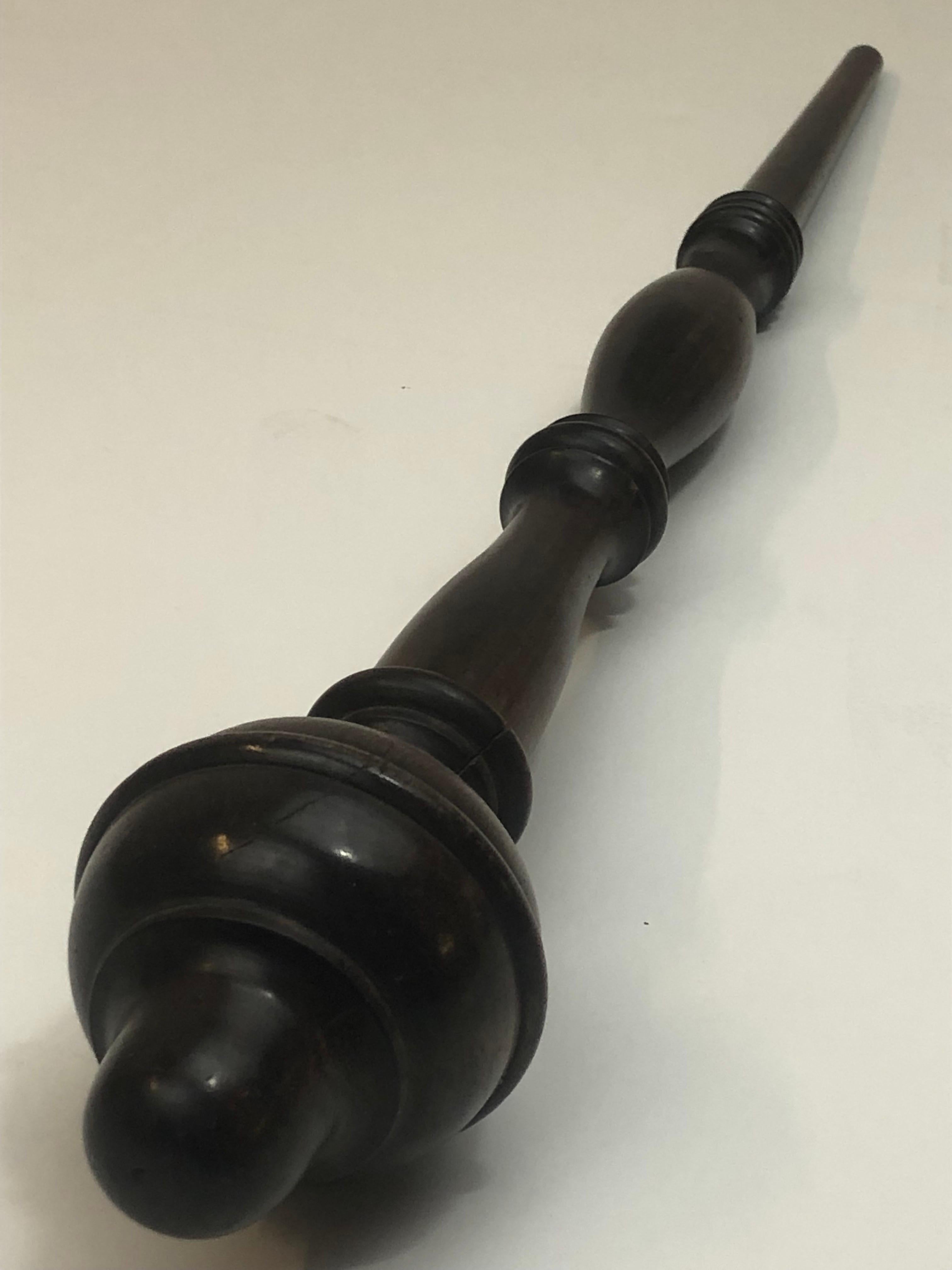 A 1950’s English Turned Walnut Scepter  In Good Condition For Sale In Fort mill, SC