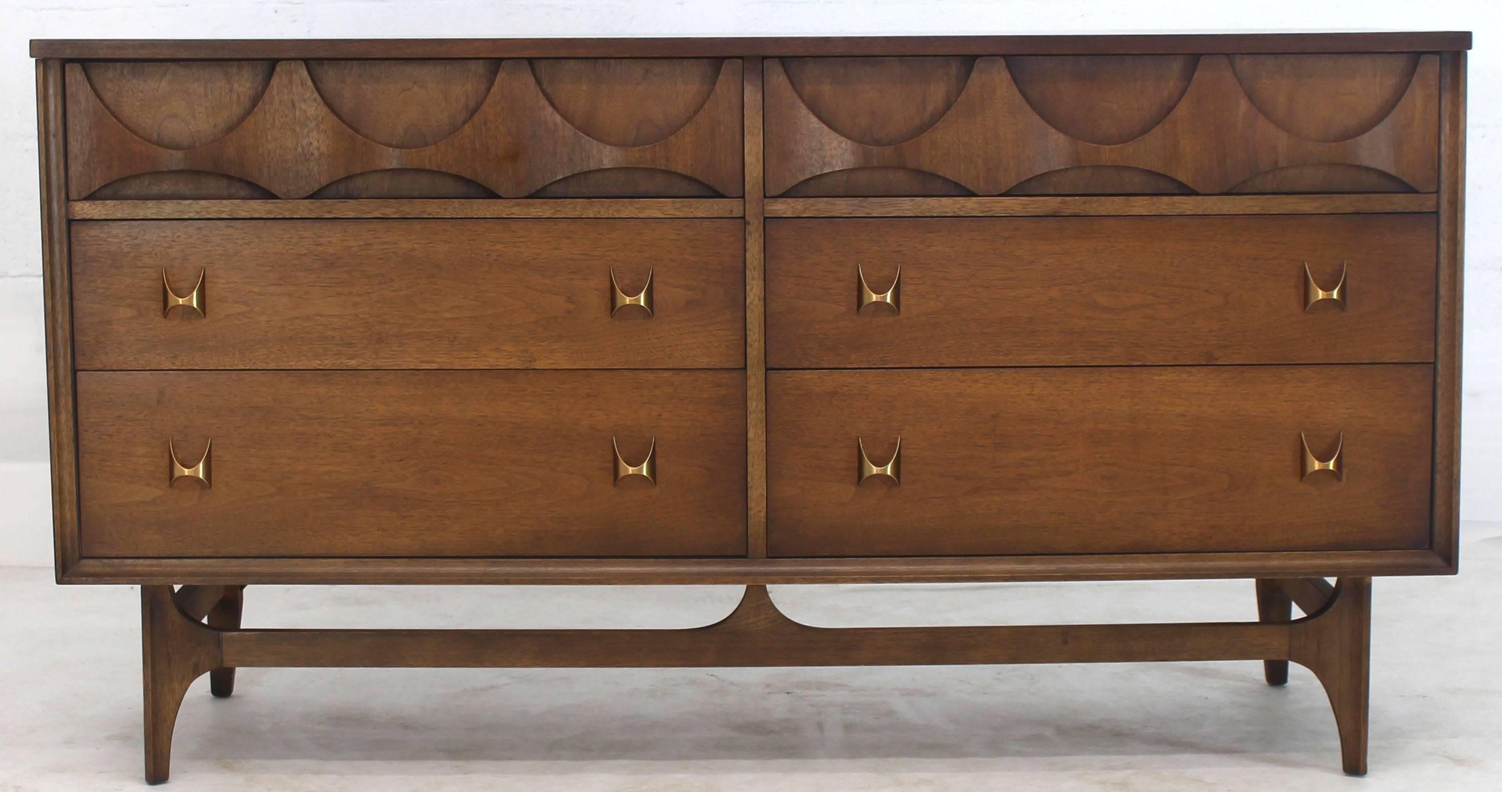 Mid-Century Modern Walnut Sculpted Molded Plywood Drawers Dresser with Mirror For Sale