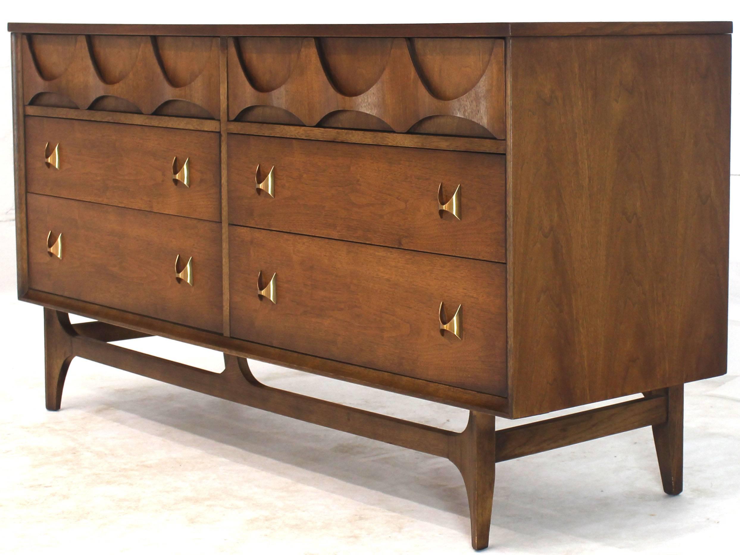 Walnut Sculpted Molded Plywood Drawers Dresser with Mirror In Excellent Condition For Sale In Rockaway, NJ