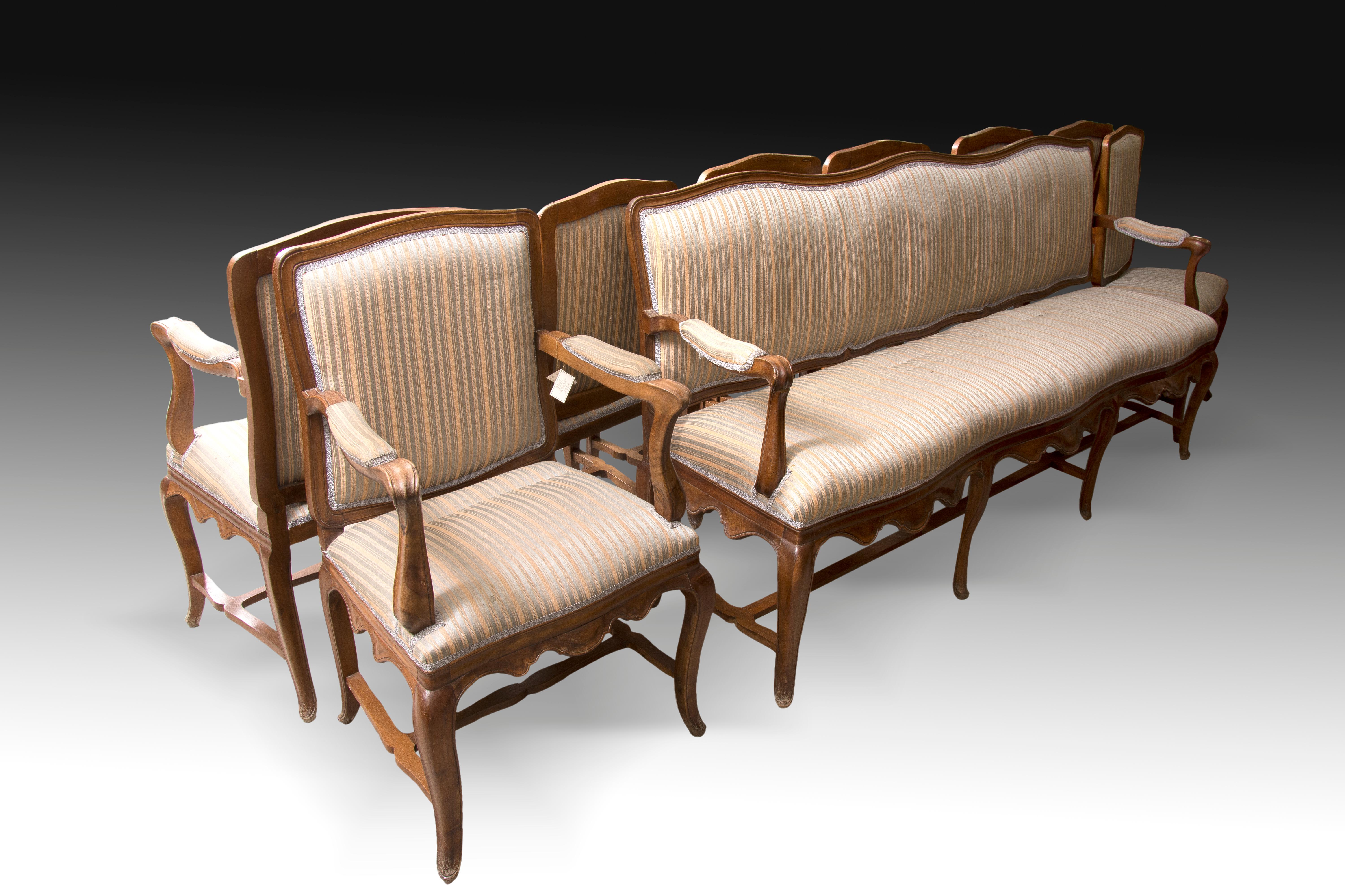 Sitzgarnitur aus Nussbaum und Textil (sechs Stühle, zwei Sessel und ein Sofa). 18. Jahrhundert.
Set bestehend aus sechs Stühlen, zwei Sesseln und einem Sofa aus Mahagoniholz mit geschnitzten Beinen in Cabriolet. Die Rückenlehnen, quadratisch,