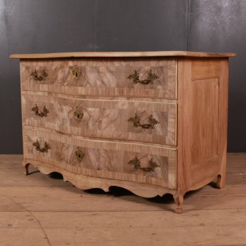 Lovely 18th century French bleached walnut three-drawer serpentine commode, 1790

Dimensions:
52 inches (132 cms) wide
28 inches (71 cms) deep
32 inches (81 cms) high.

 