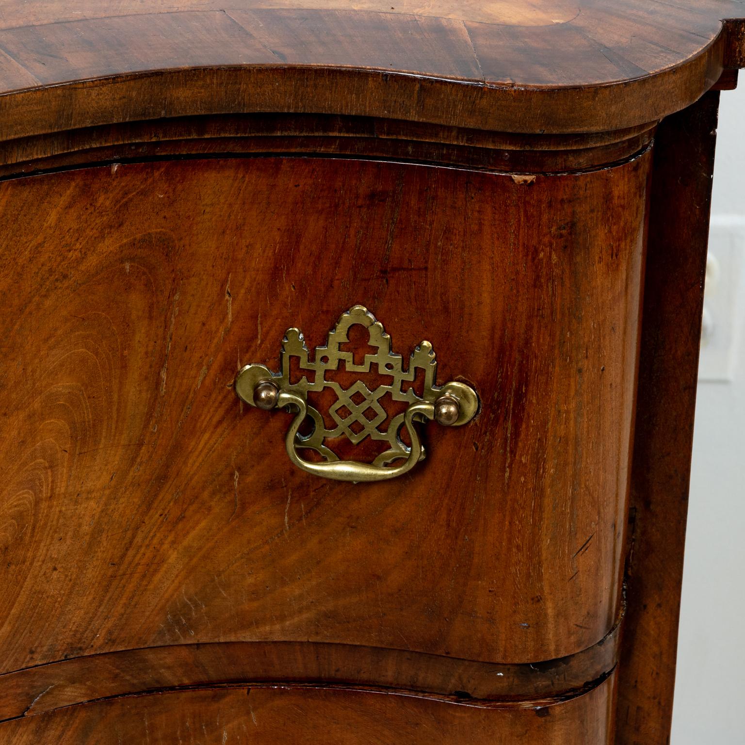 Walnut Serpentine Front Chest of Drawers In Good Condition In Stamford, CT