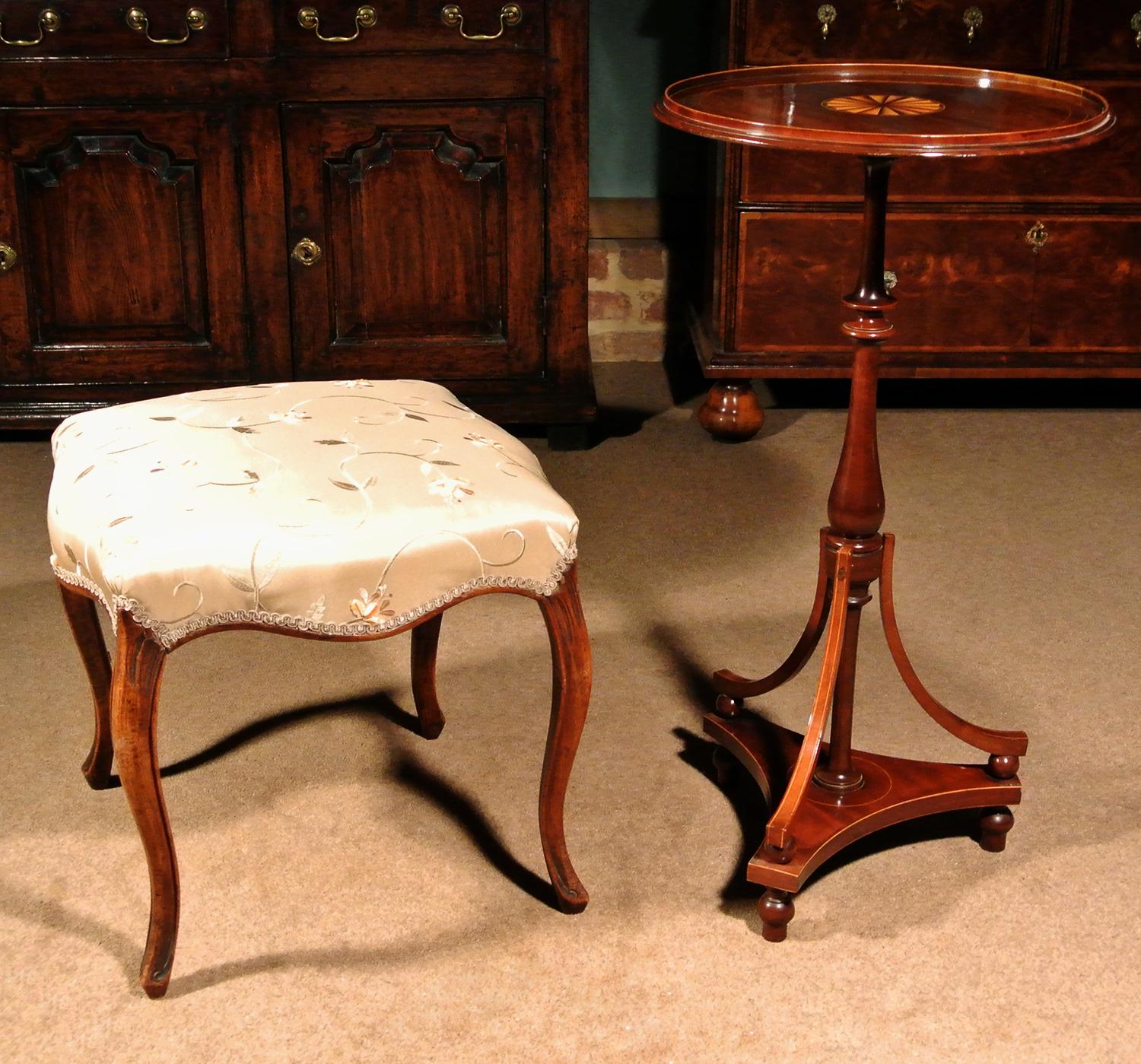 19th Century Walnut Serpentine Stool in the French Manner c. 1840 (Walnuss) im Angebot