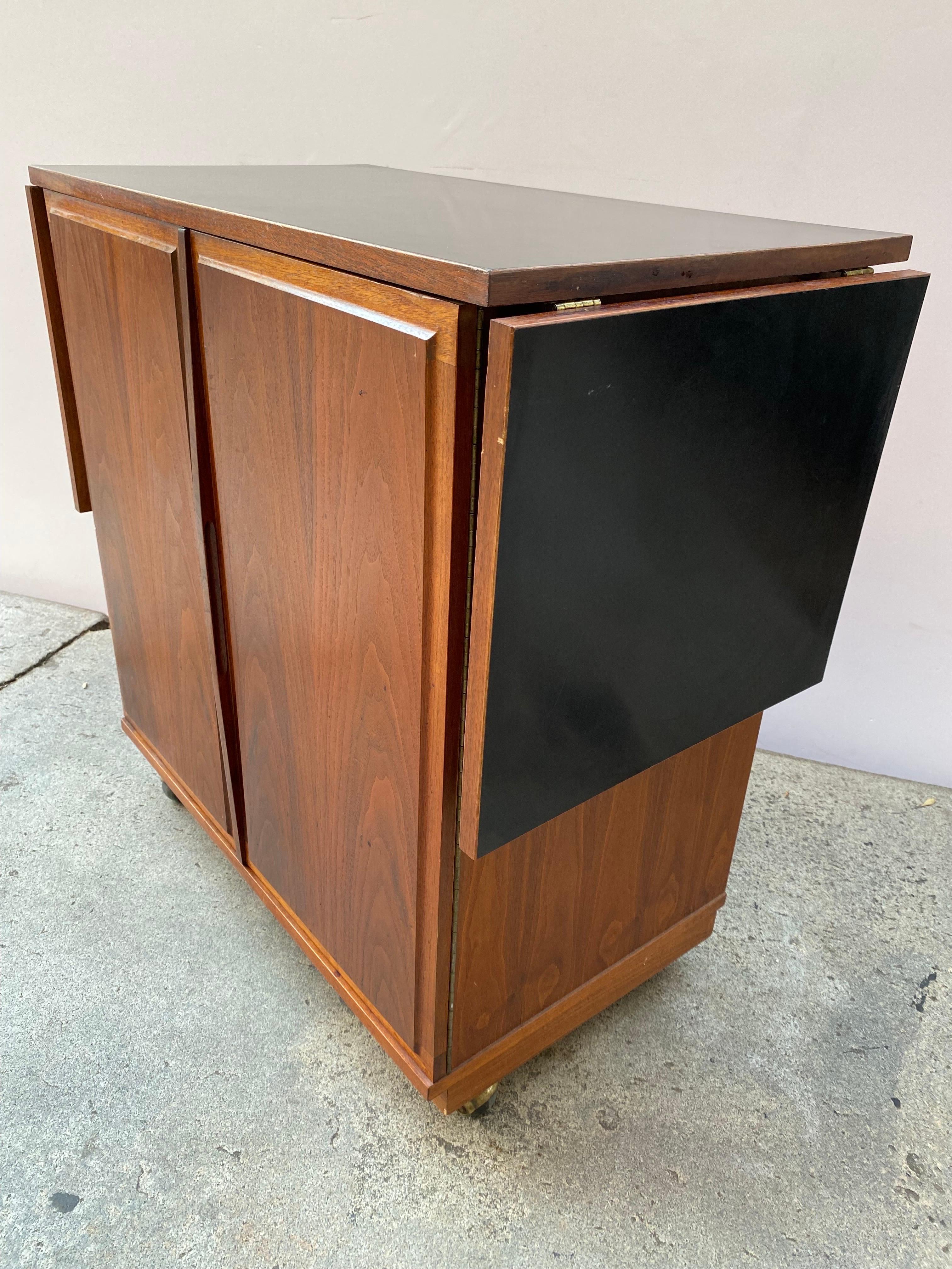 Jack Cartwright for Founders Walnut Serving Bar Cart In Good Condition In Philadelphia, PA