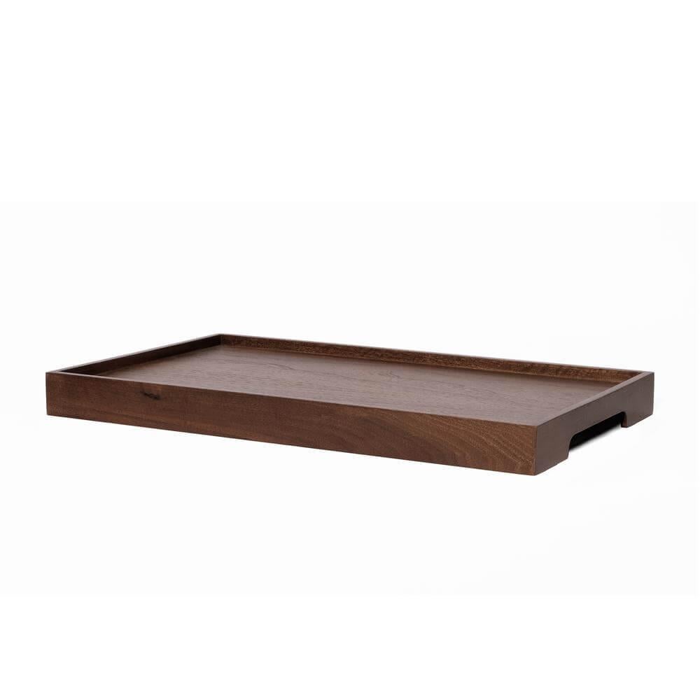 Das Serviertablett aus Walnussholz aus der EDGE-Serie wurde sorgfältig entworfen, um eine natürliche und elegante Präsentation zu ermöglichen. Die Seitenteile aus massivem Walnussholz und der Sockel aus hochwertigem MDF, der mit Walnussfurnier
