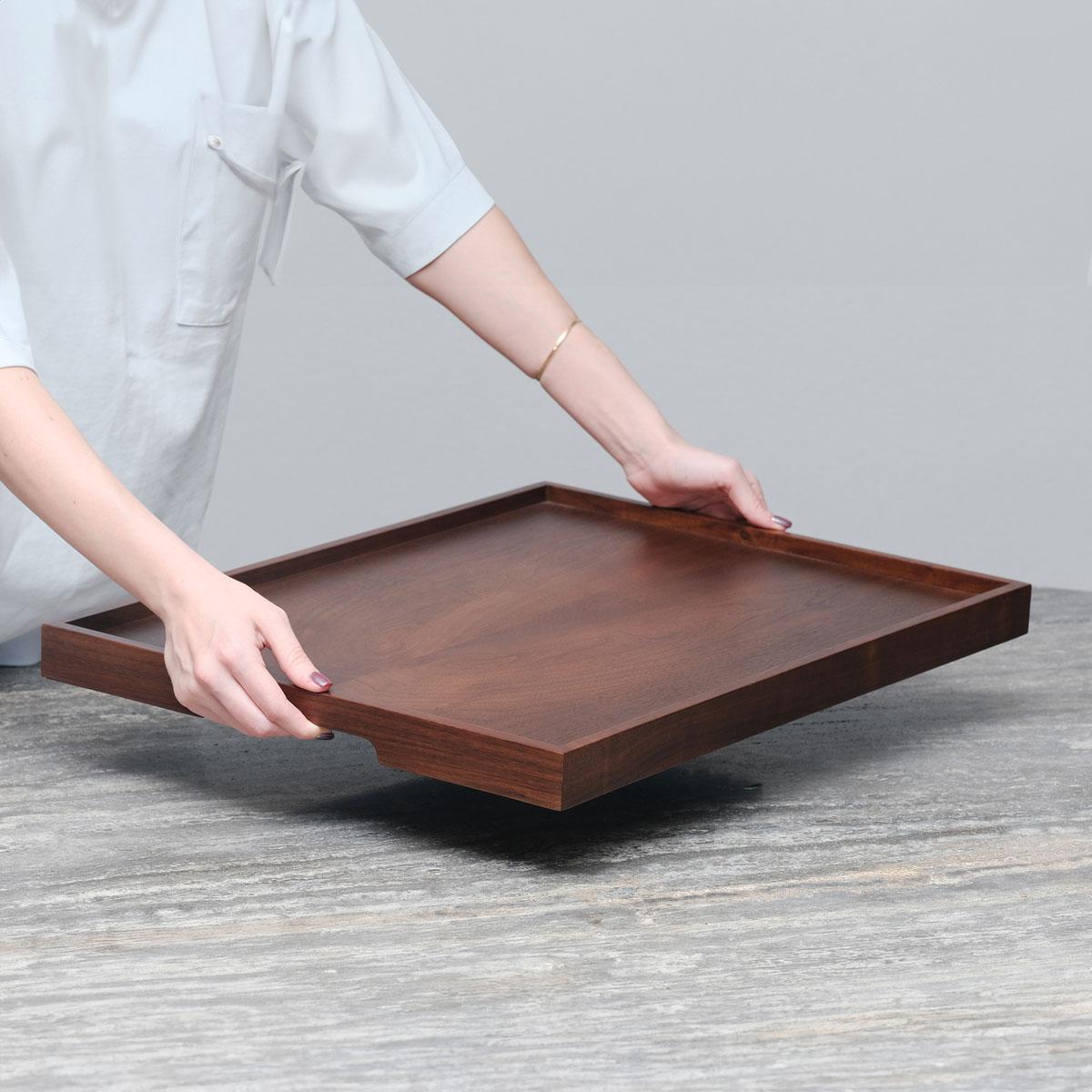 Serviertablett aus Nussbaumholz - EDGE (Türkisch) im Angebot