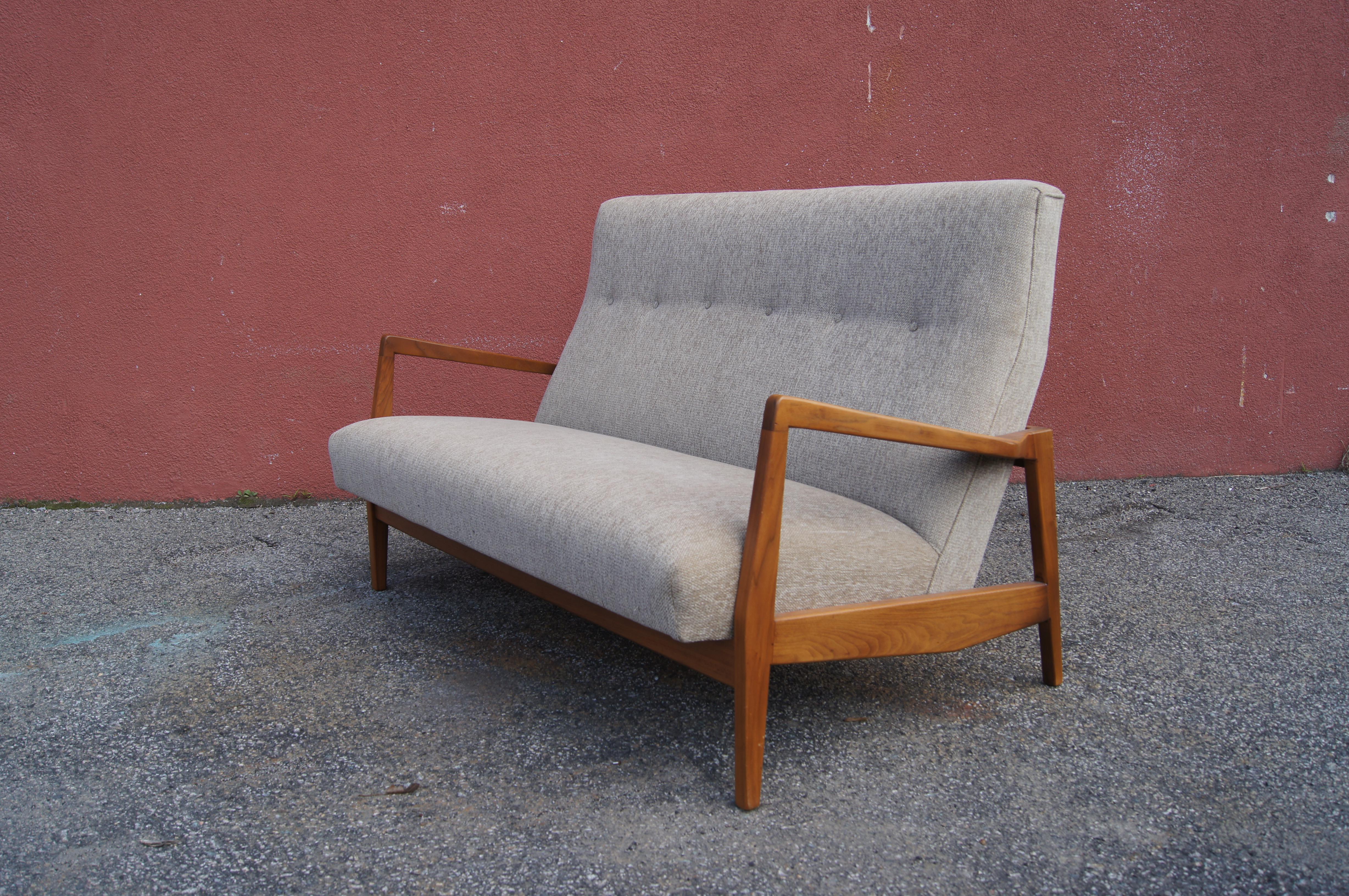 Conçu à la fin des années 1950 par Jens Risom, ce canapé rarement vu n'est pas seulement accrocheur, mais aussi profondément confortable. Le cadre en noyer massif présente les bras minces et inclinés vers le haut caractéristiques de Risom. L'assise