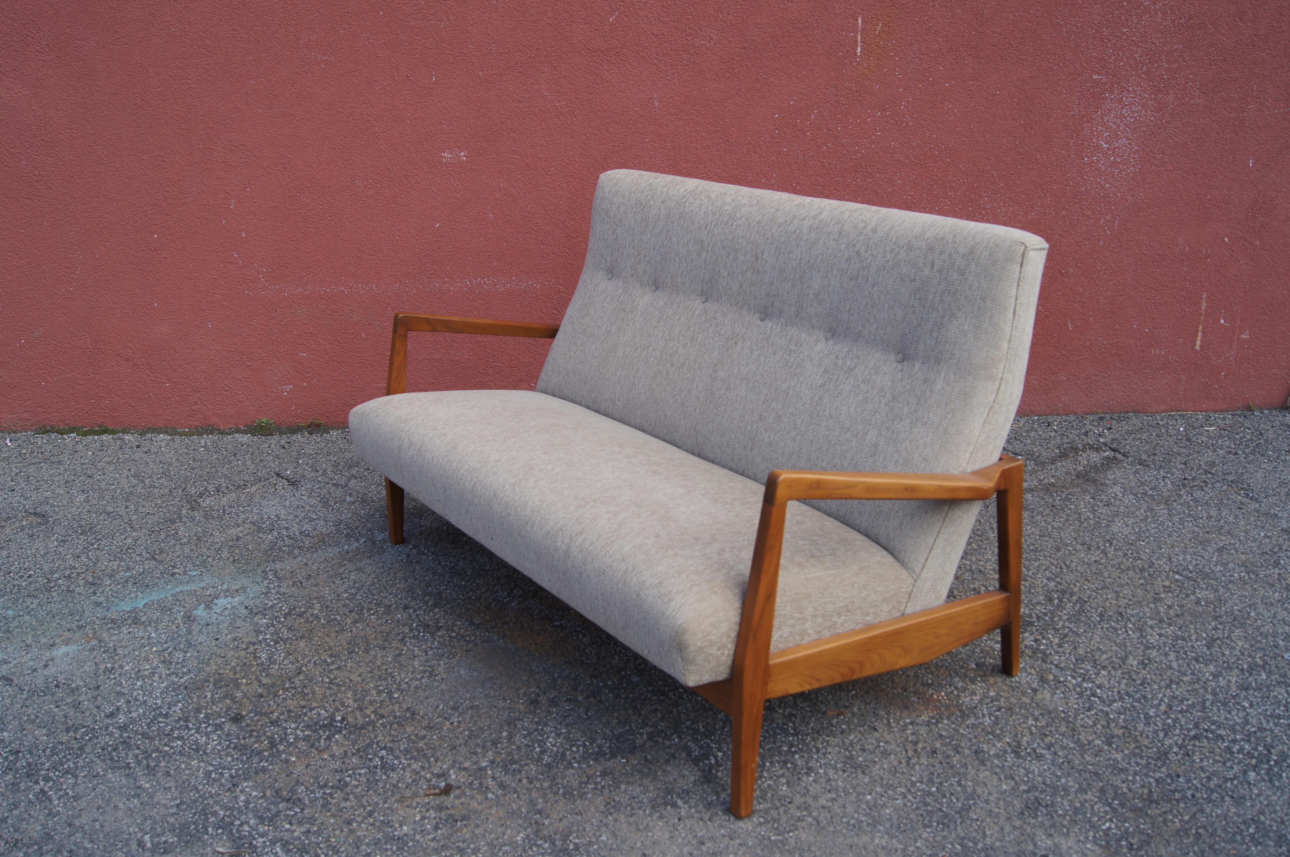 Mid-Century Modern Canapé en noyer par Jens Risom en vente