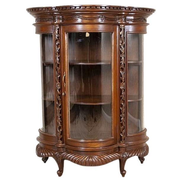 Brown Walnut Showcase from the 2nd Half of the 20th Century For Sale